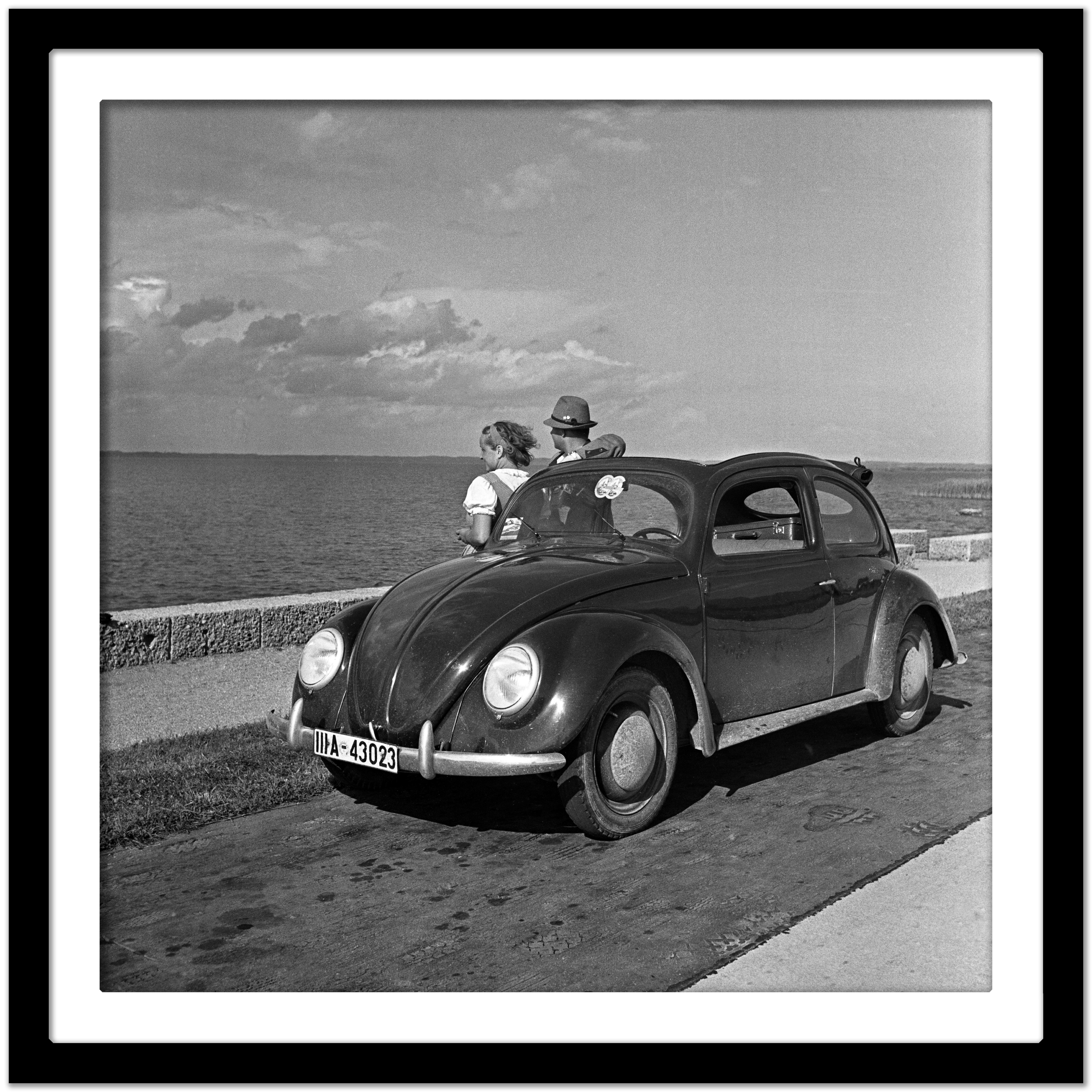 Voyage au bord de la mer dans le scarabée de Volkswagen, Allemagne 1937 Imprimé ultérieurement  - Gris Black and White Photograph par Karl Heinrich Lämmel