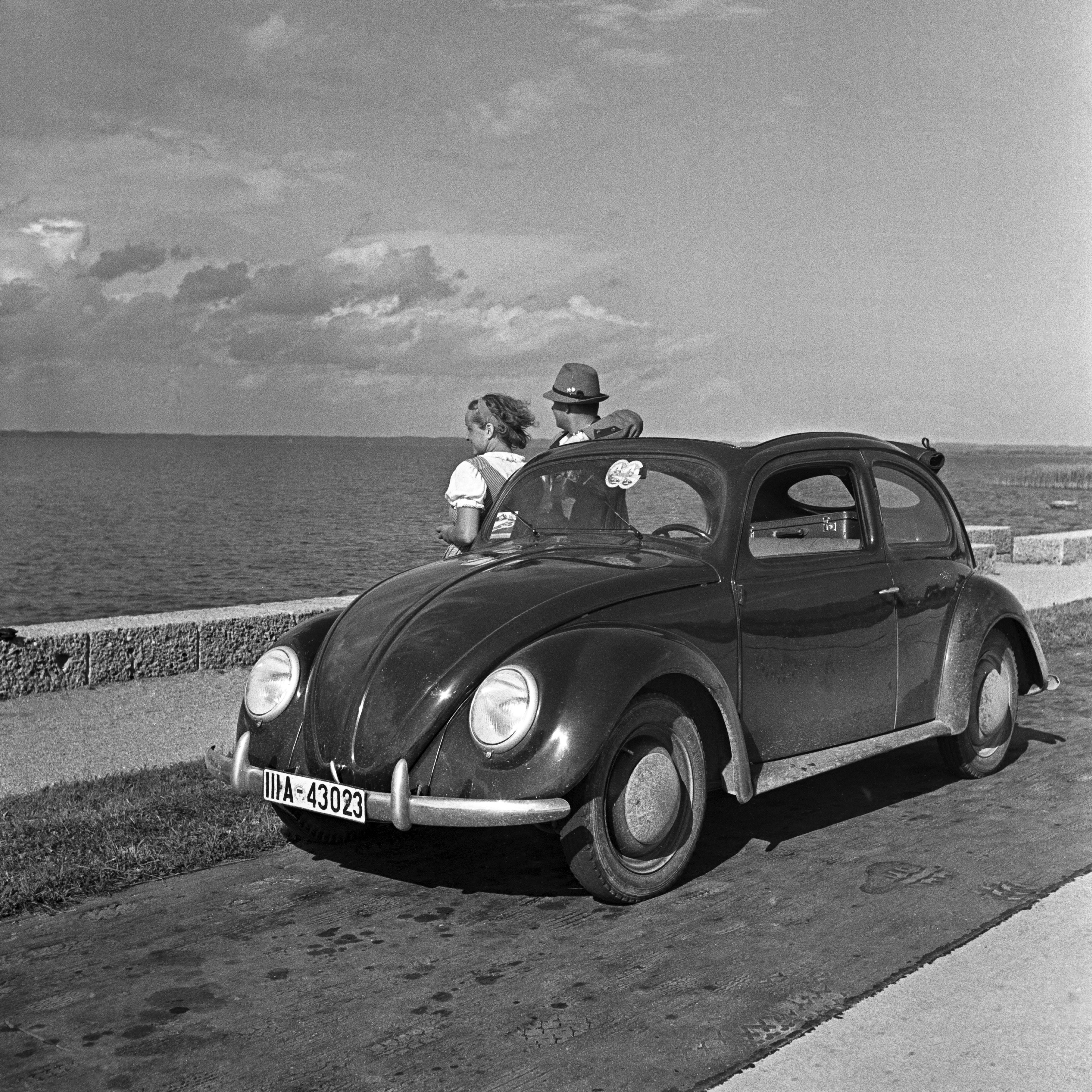 Karl Heinrich Lämmel Black and White Photograph – Traveling to the seaside in the Volkswagen beetle, Deutschland 1937 Gedruckt später 