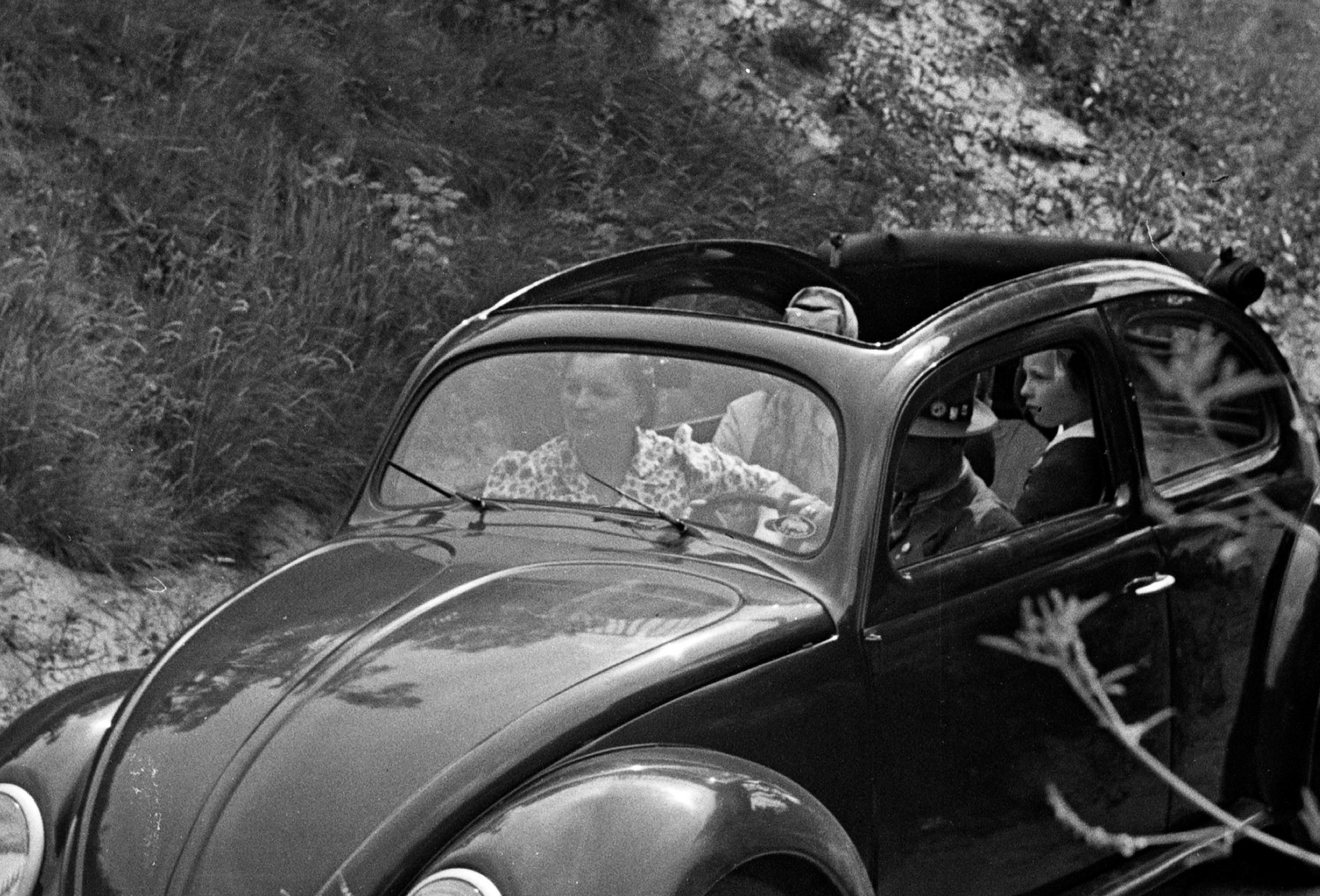  Voyage en voiture dans le scarabée de Volkswagen, Allemagne, 1939 Imprimé ultérieurement  - Photograph de Karl Heinrich Lämmel