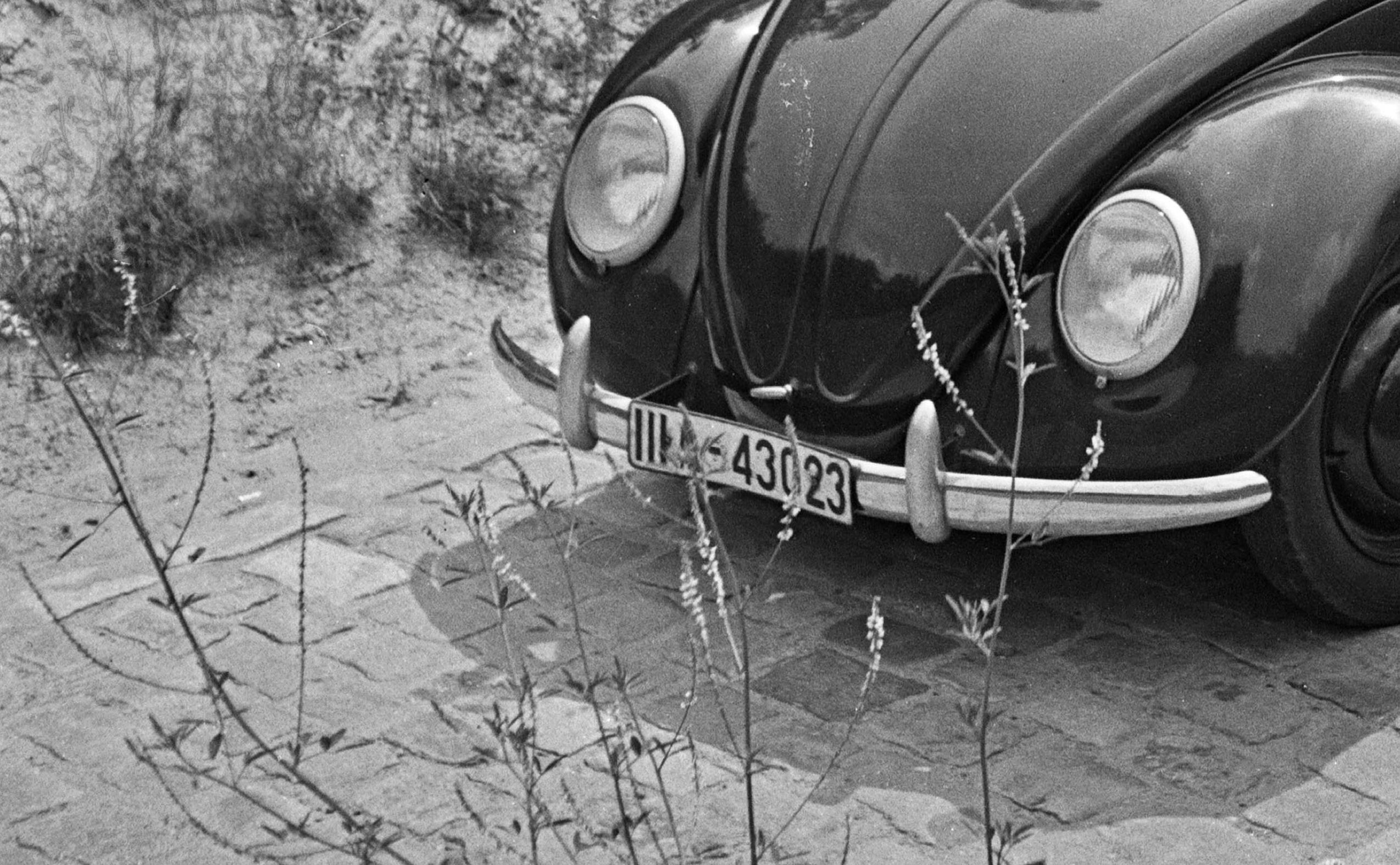  Voyage en voiture dans le scarabée de Volkswagen, Allemagne, 1939 Imprimé ultérieurement  - Moderne Photograph par Karl Heinrich Lämmel