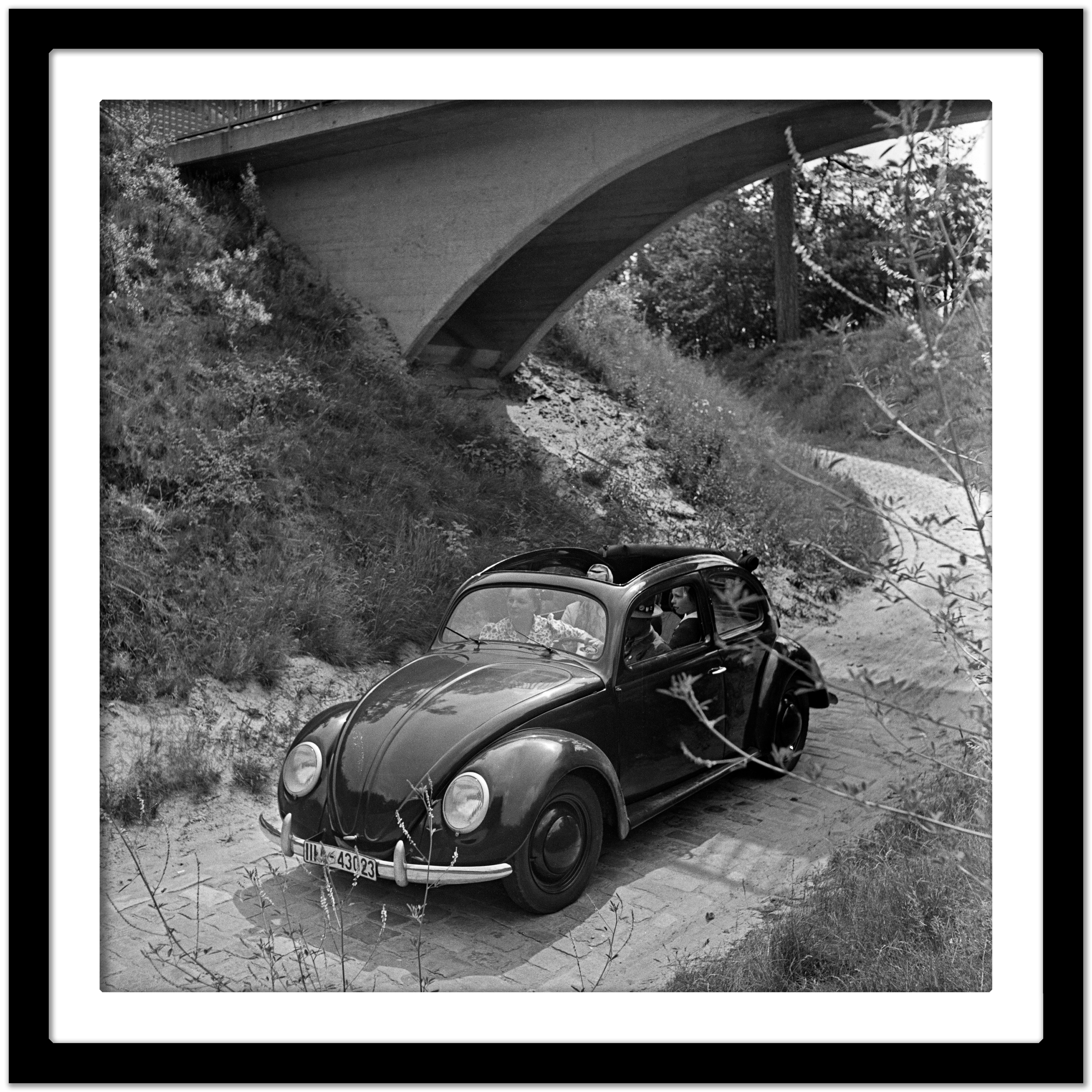  Voyage en voiture dans le scarabée de Volkswagen, Allemagne, 1939 Imprimé ultérieurement  - Gris Black and White Photograph par Karl Heinrich Lämmel