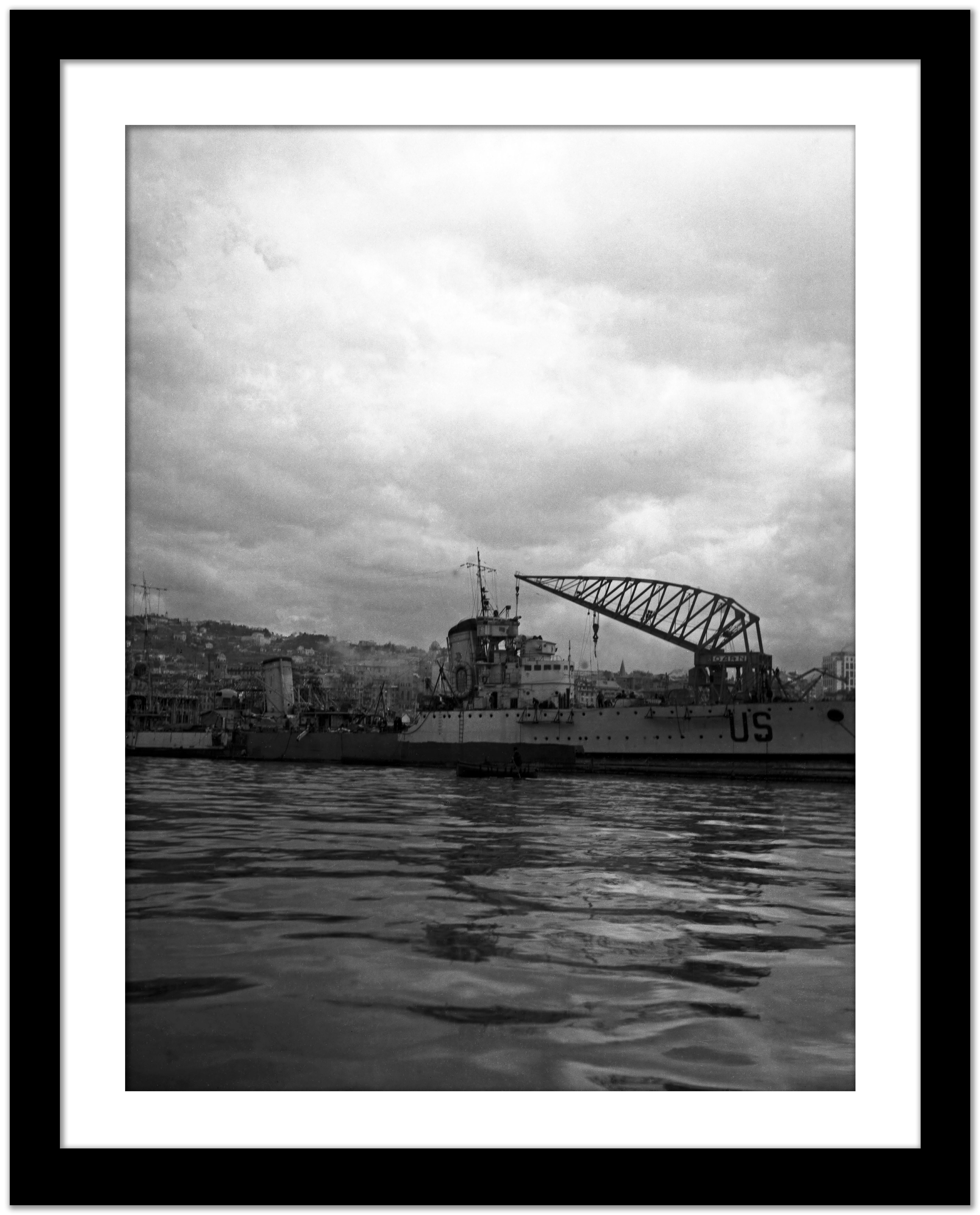 Voyage en Italie, port de Gênes, Italie 1939 Imprimé ultérieurement - Noir Black and White Photograph par Karl Heinrich Lämmel