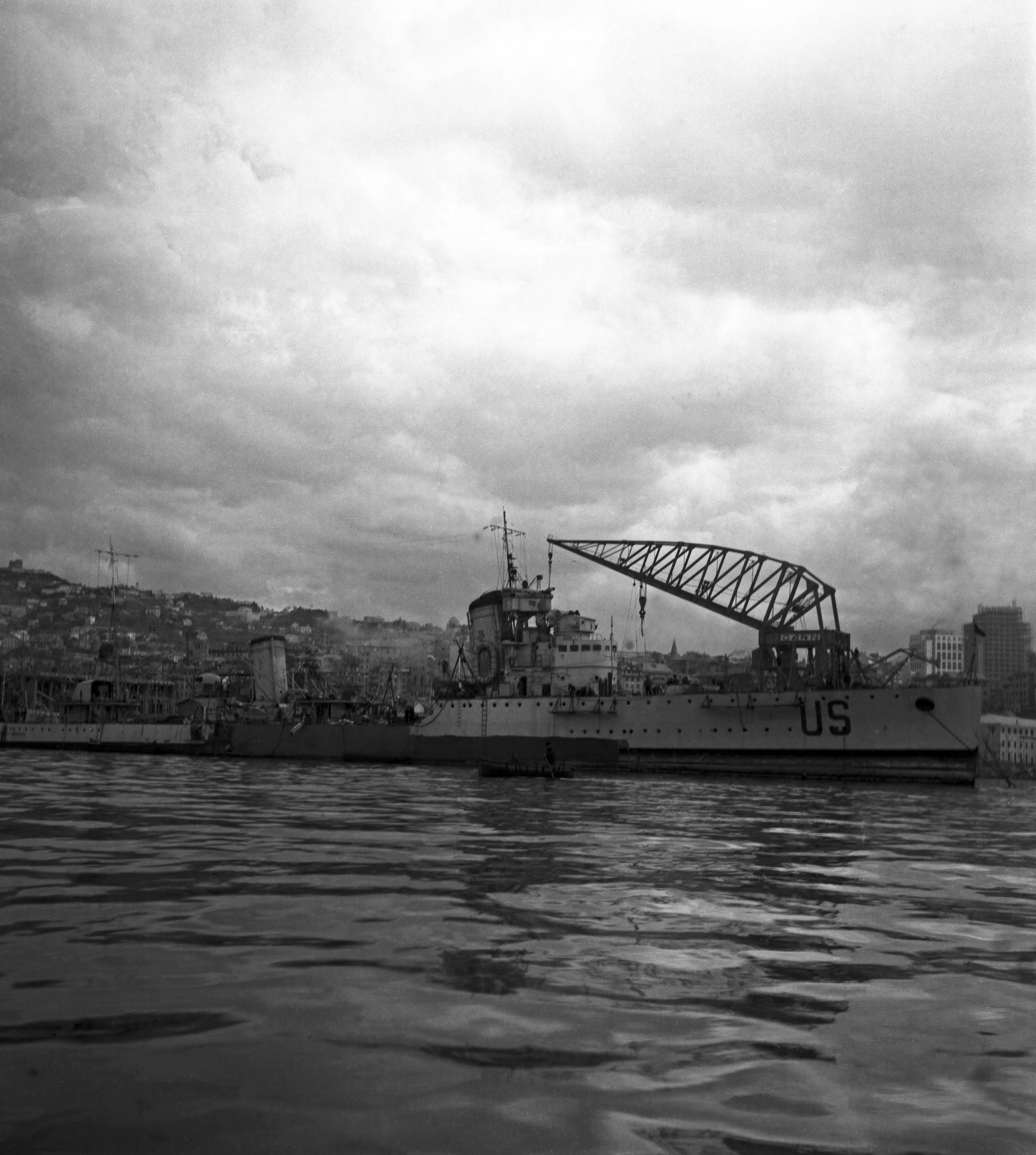 Black and White Photograph Karl Heinrich Lämmel - Voyage en Italie, port de Gênes, Italie 1939 Imprimé ultérieurement