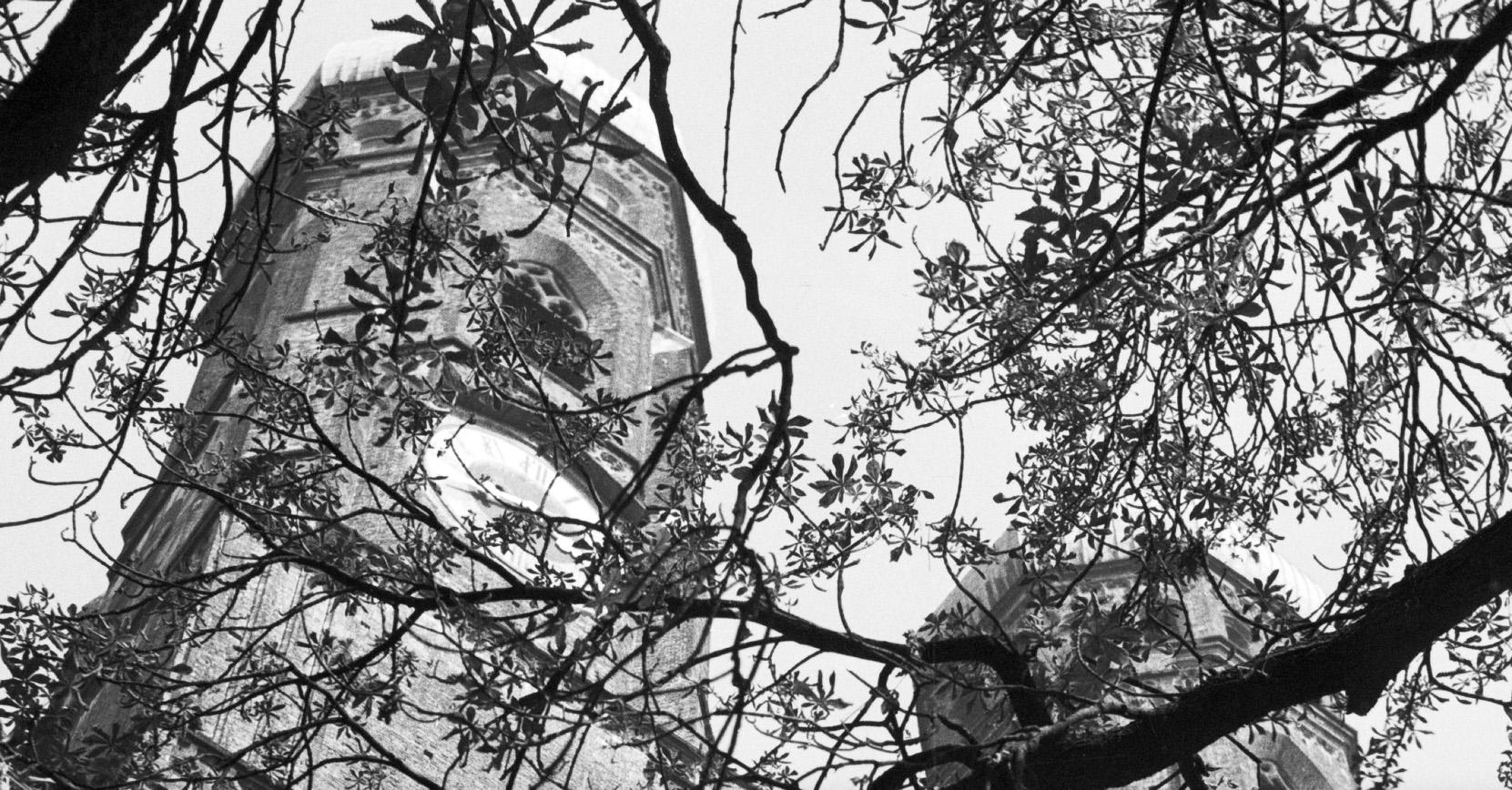 Campanili gemelli della chiesa Frauenkirche di Monaco di Baviera, Monaco di Baviera, Germania 1938, Stampa successiva - Photograph di Karl Heinrich Lämmel