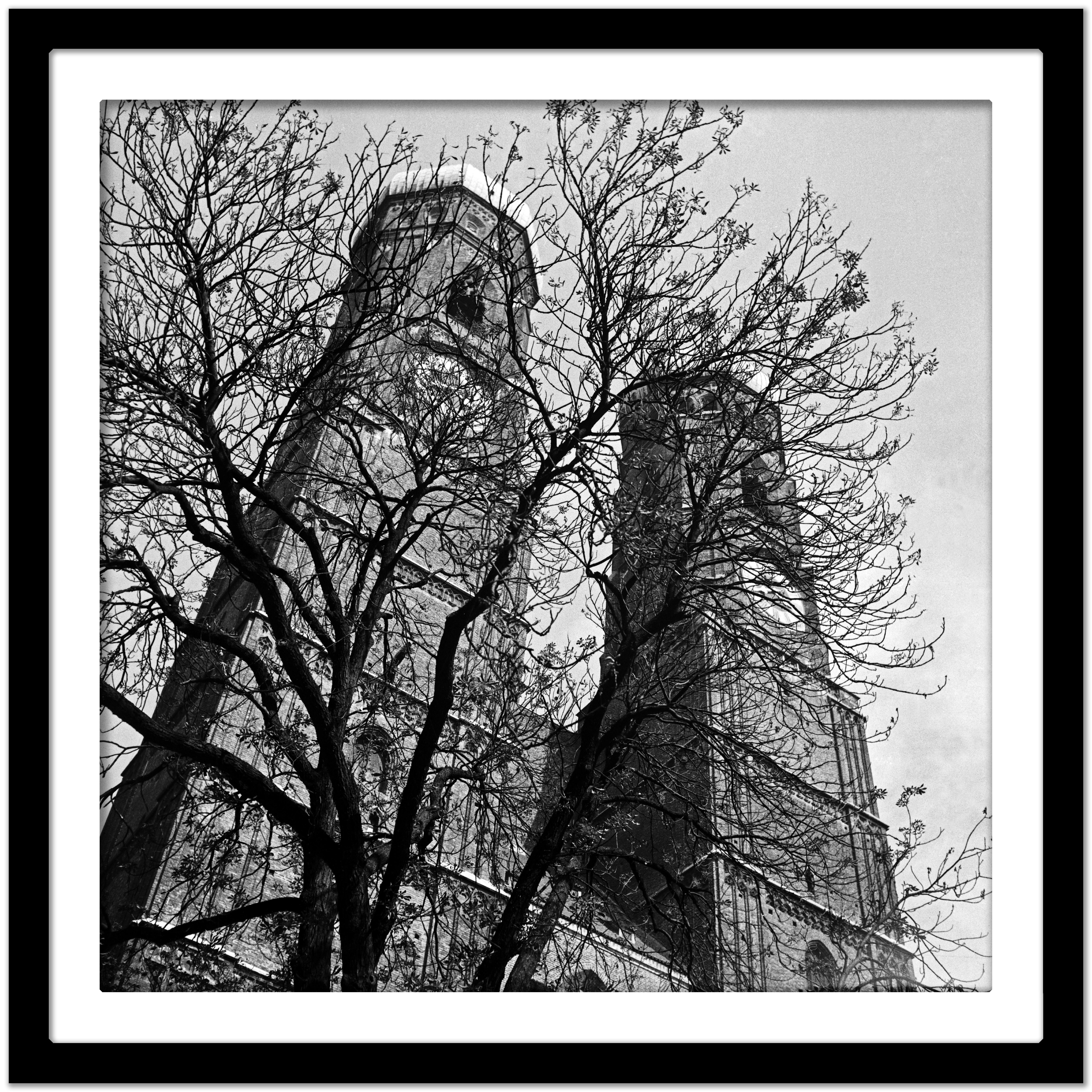 Campanarios gemelos de la iglesia Frauenkirche de Múnich, Múnich Alemania 1938, Impresión posterior - Black and White Photograph Gris de Karl Heinrich Lämmel