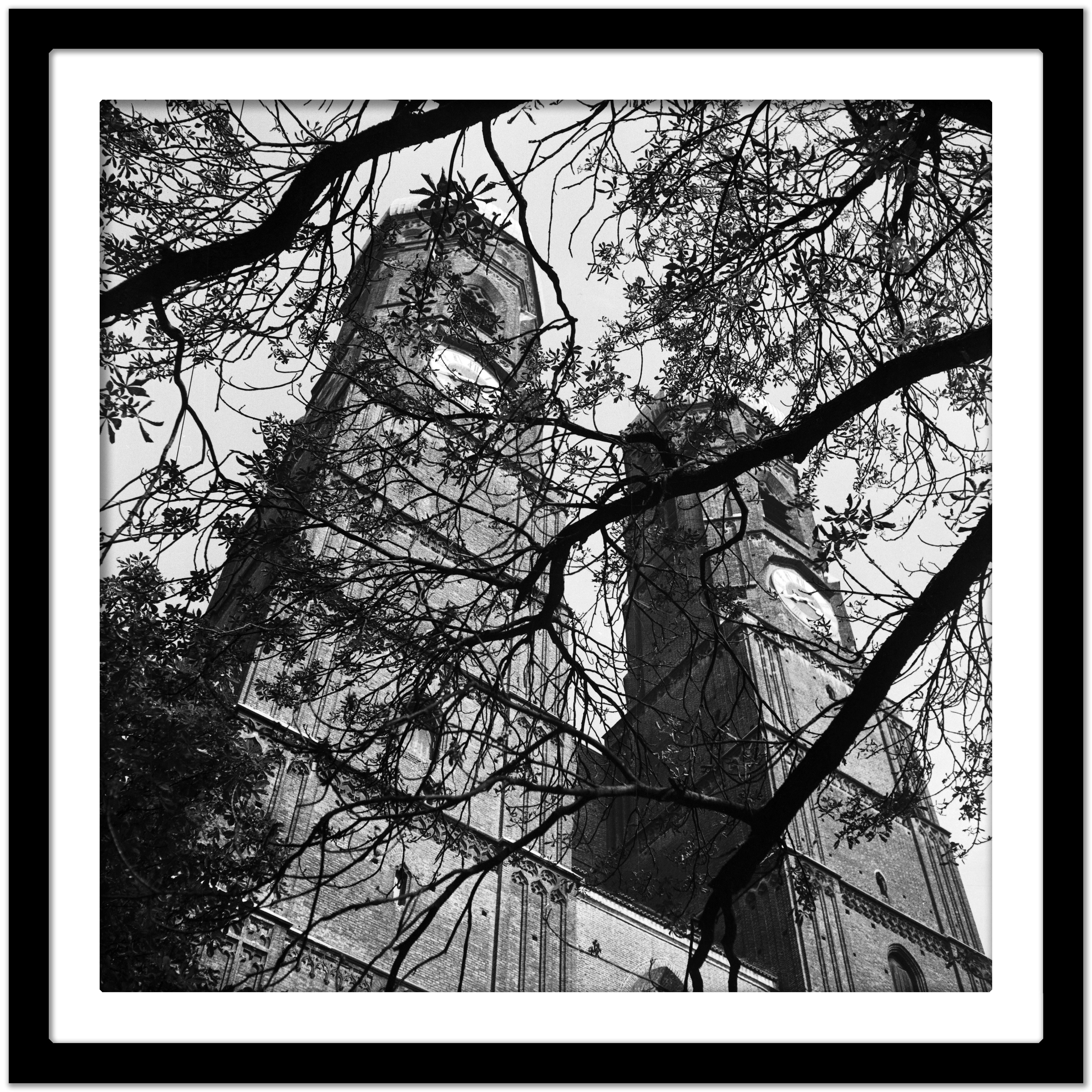 Campanili gemelli della chiesa Frauenkirche di Monaco di Baviera, Monaco di Baviera, Germania 1938, Stampa successiva - Black and White Photograph Nero di Karl Heinrich Lämmel