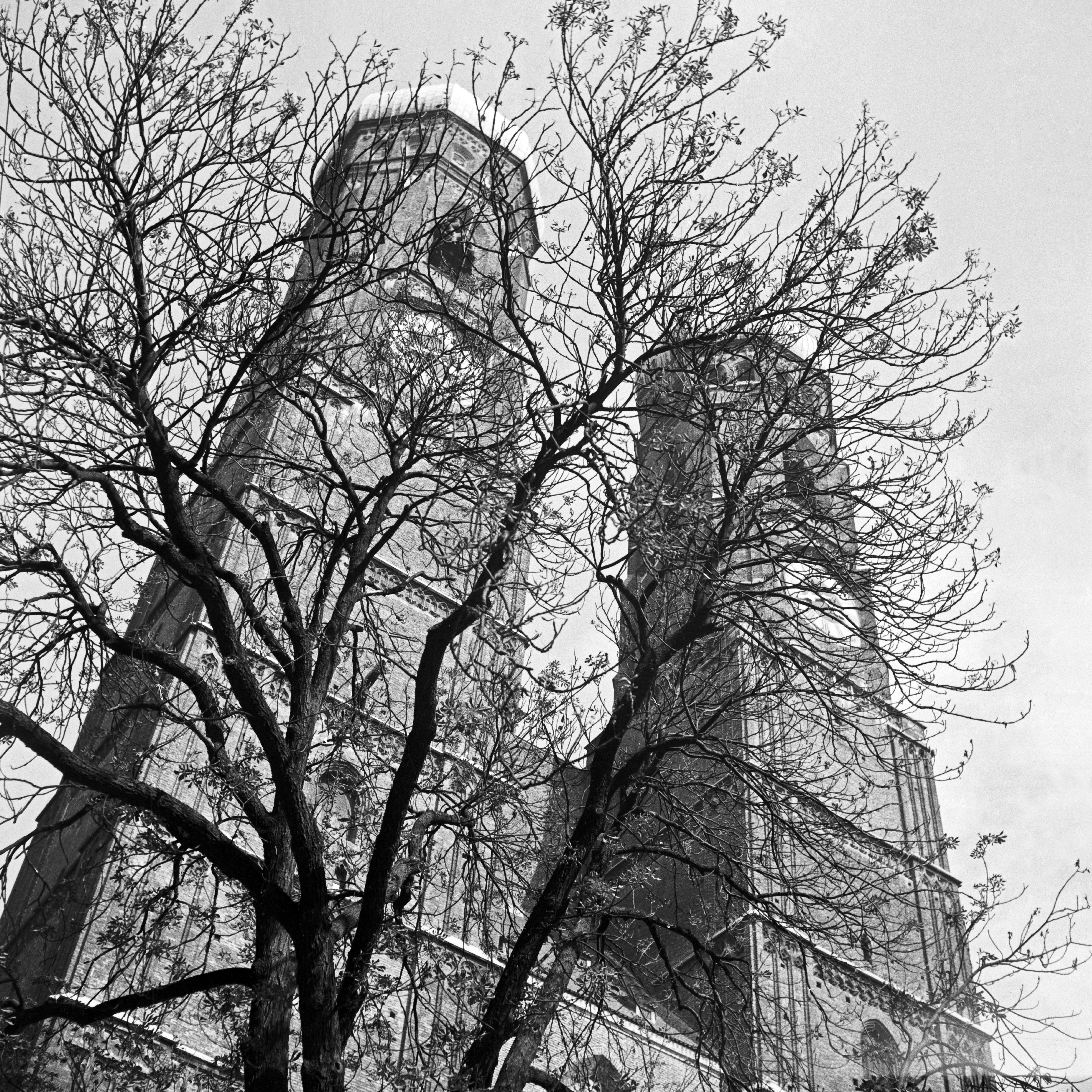 Black and White Photograph de Karl Heinrich Lämmel - Campanarios gemelos de la iglesia Frauenkirche de Múnich, Múnich Alemania 1938, Impresión posterior