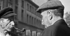 Due uomini anziani chiacchierano a Duesseldorf, Germania 1937 Stampato più tardi