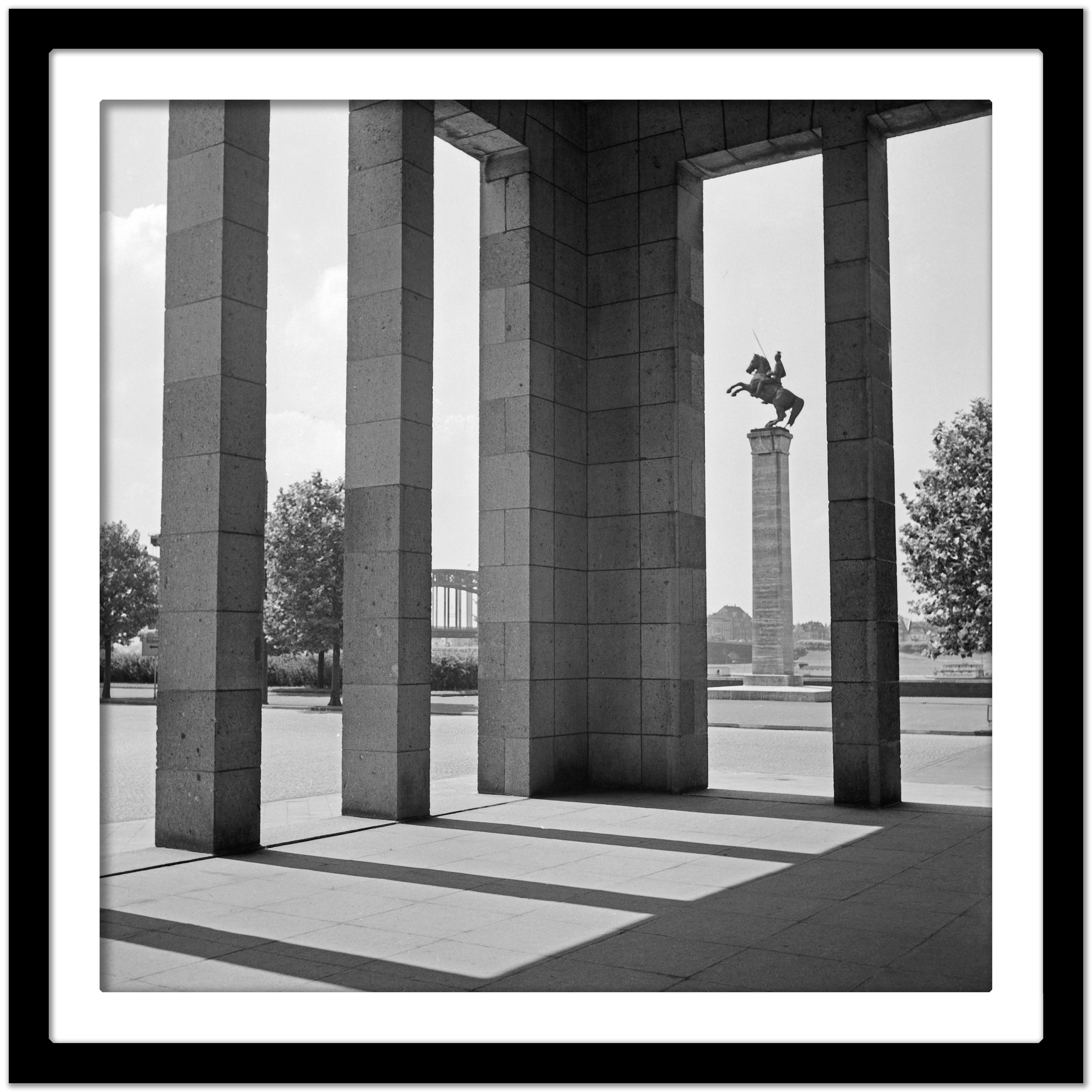 cour d'honneur commémorative Uhlan au Rhine Duesseldorf, Allemagne 1937 Imprimé ultérieurement - Noir Black and White Photograph par Karl Heinrich Lämmel