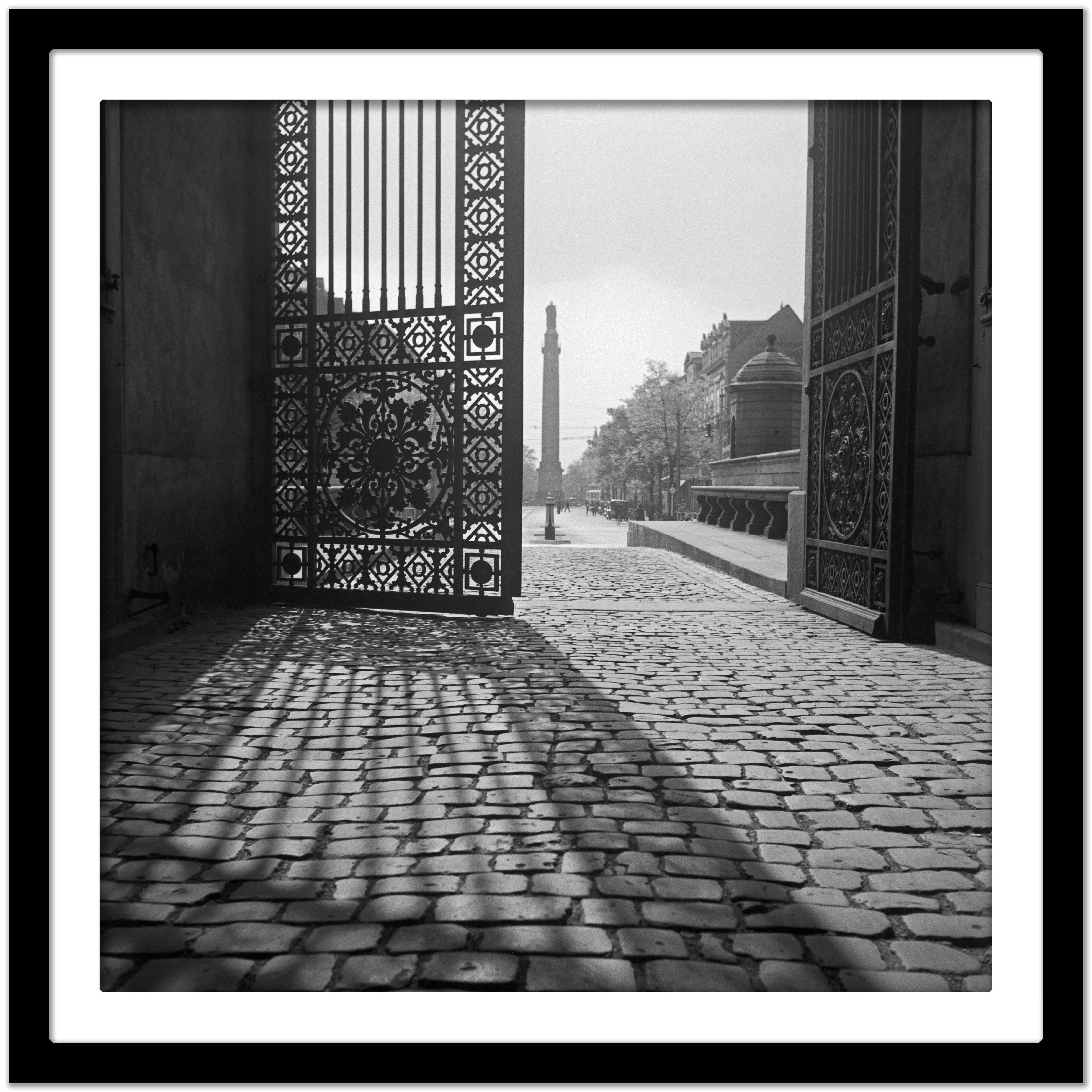 Ansicht aus Eisentor Darmstadt Schloss zum Stadtleben, Deutschland 1938, Druck Spätdruck  (Schwarz), Black and White Photograph, von Karl Heinrich Lämmel