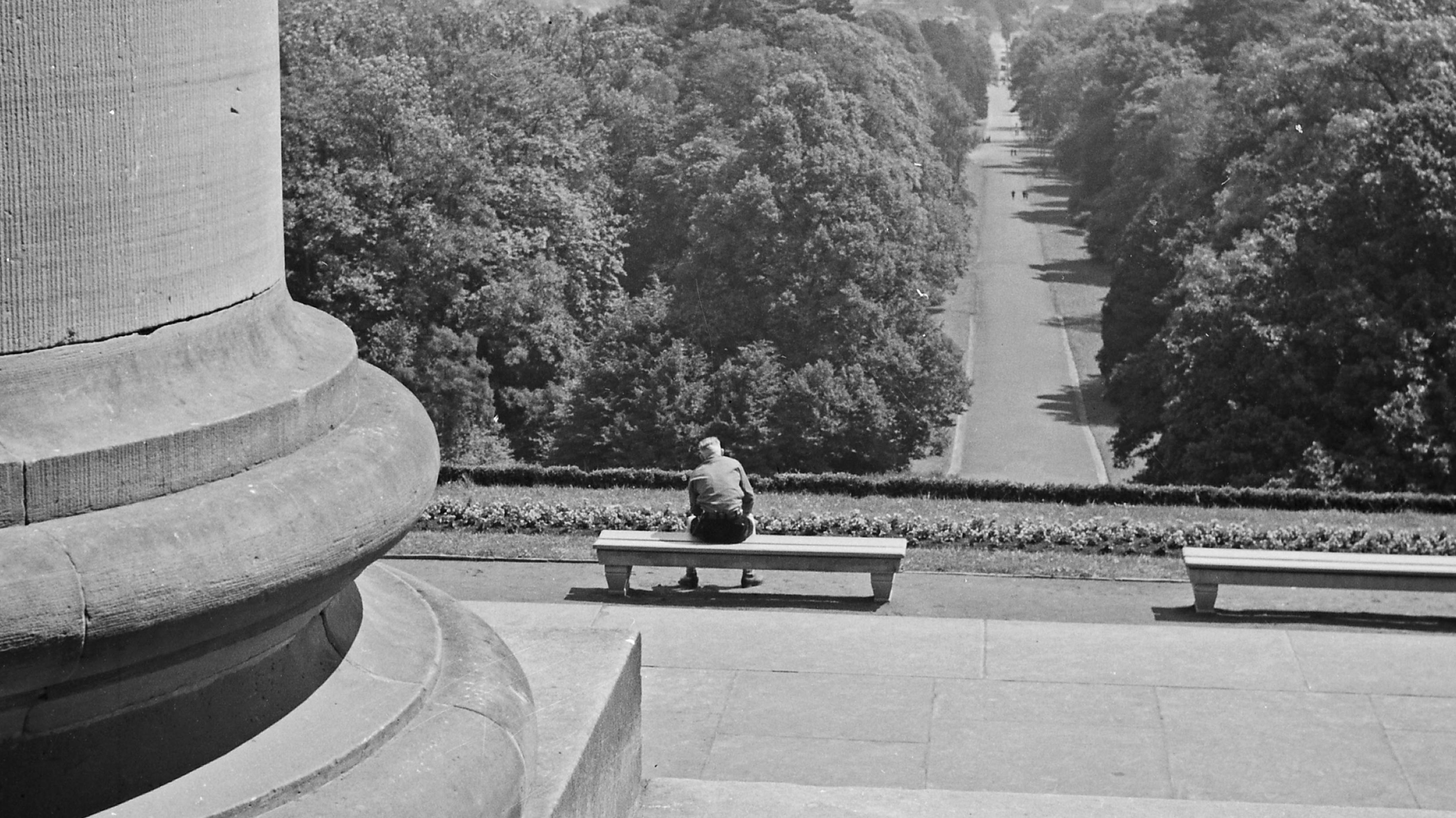 View from the castle-gate of Wilhelmshoehe to Kassel, Allemagne 1937 Imprimé plus tard - Moderne Photograph par Karl Heinrich Lämmel