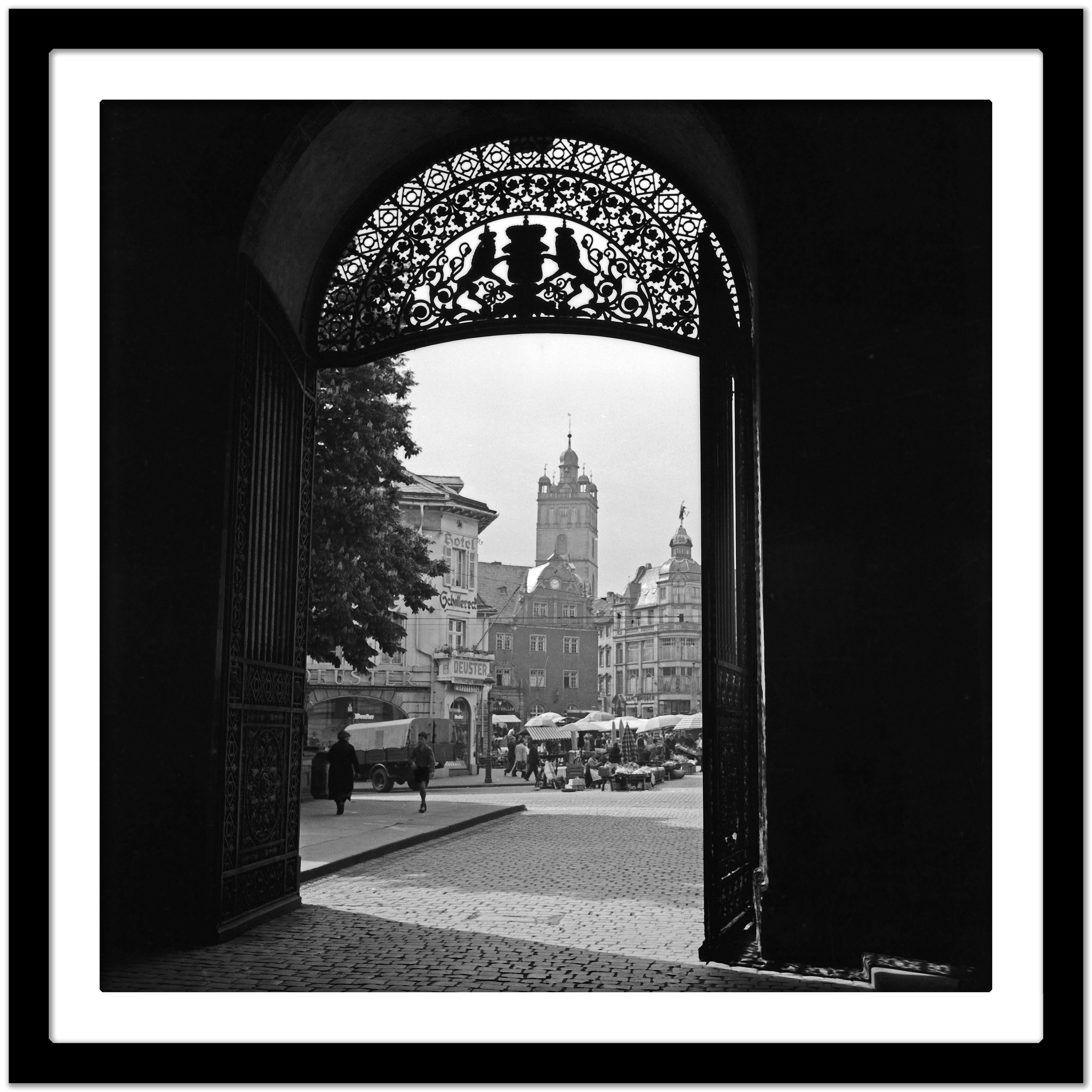 View gate Residence castle to main market Darmstadt, Deutschland 1938 Später gedruckt  (Schwarz), Black and White Photograph, von Karl Heinrich Lämmel