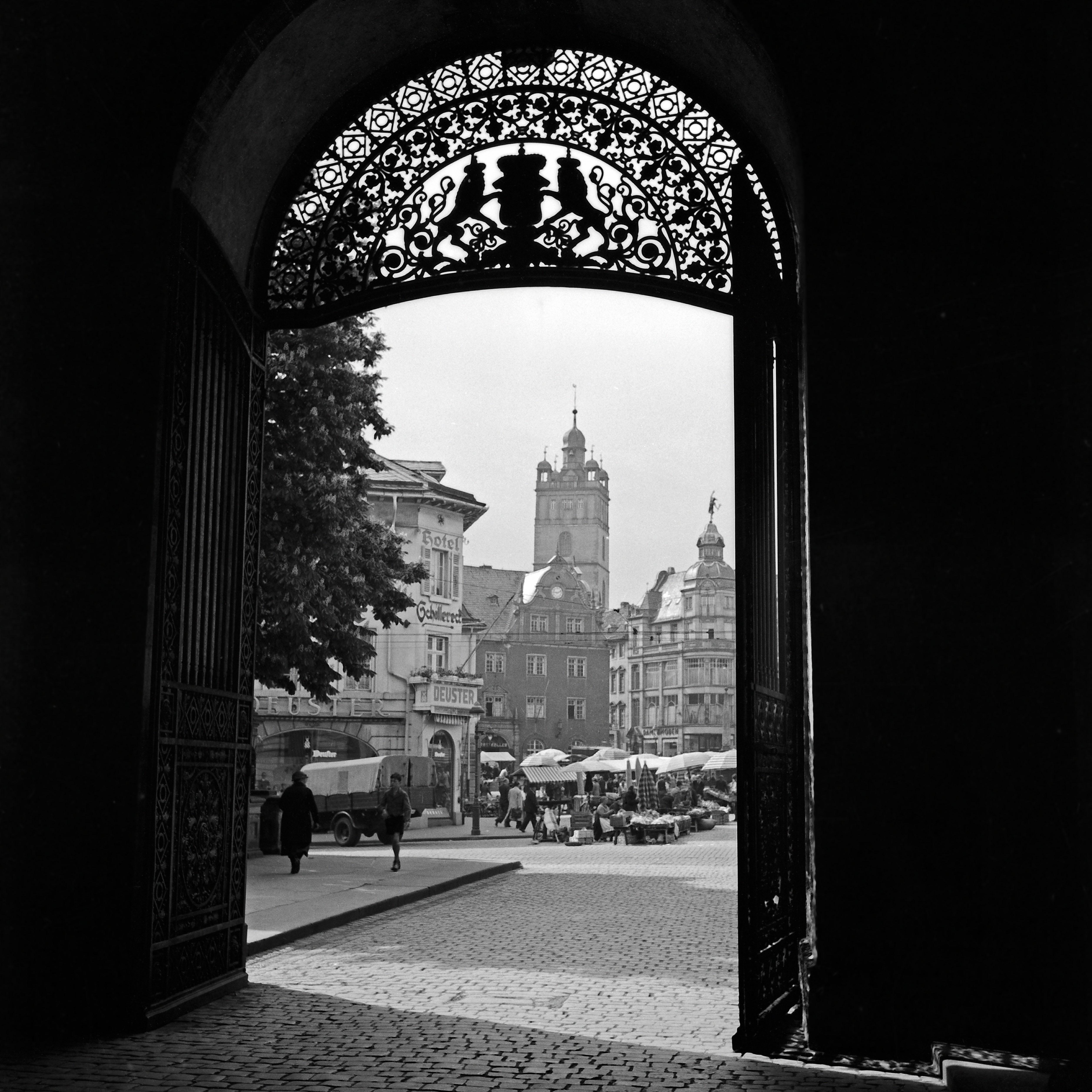 Karl Heinrich Lämmel Black and White Photograph – View gate Residence castle to main market Darmstadt, Deutschland 1938 Später gedruckt 