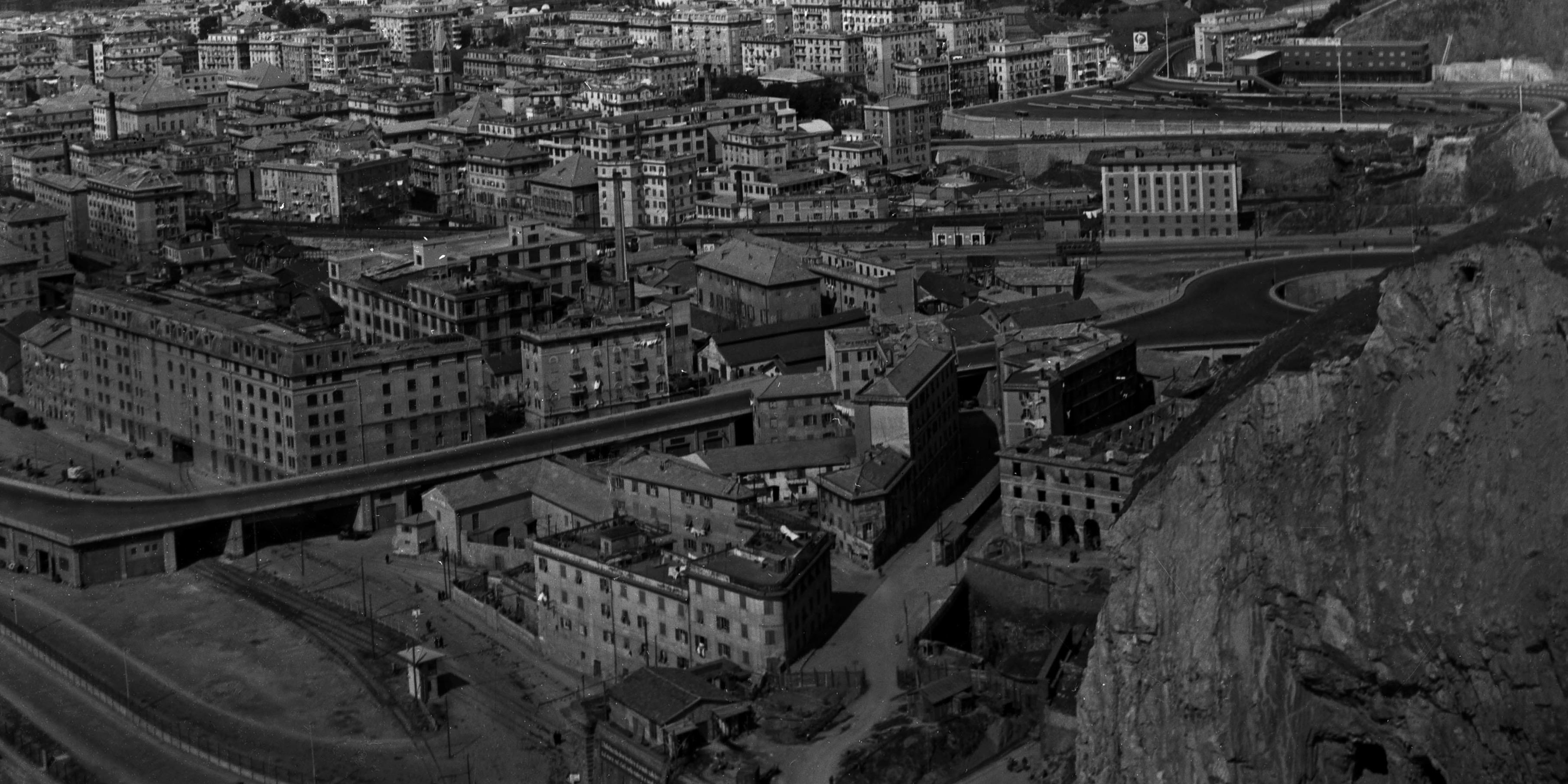 Vue de Gênes, Italie 1939 Imprimée plus tard  - Moderne Photograph par Karl Heinrich Lämmel