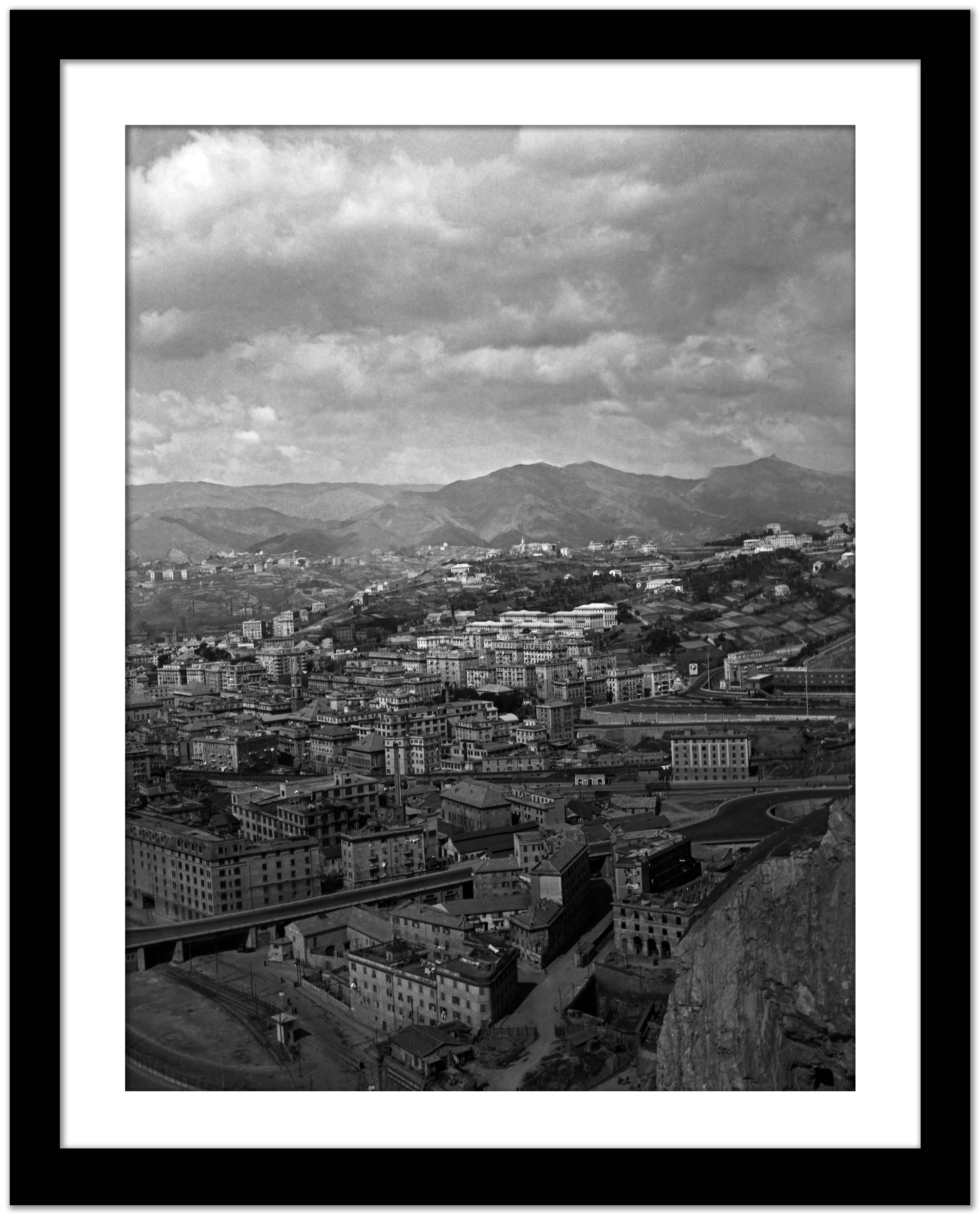 Vue de Gênes, Italie 1939 Imprimée plus tard  - Gris Black and White Photograph par Karl Heinrich Lämmel