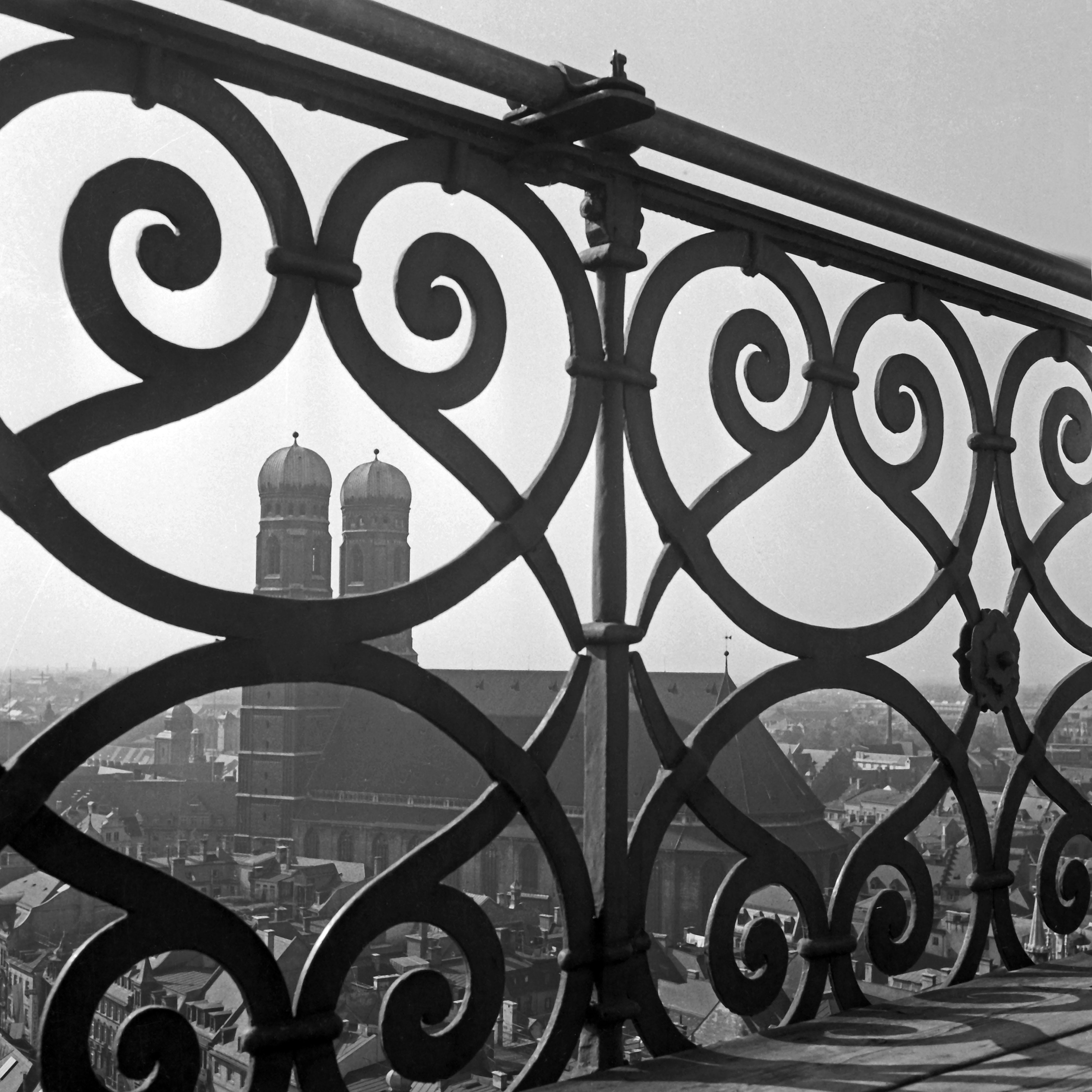 Black and White Photograph di Karl Heinrich Lämmel - Veduta della chiesa Frauenkirche di Monaco di Baviera con ringhiera, Germania 1938, Stampa successiva