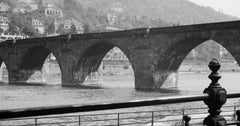 Vista del vecchio ponte sul fiume Neckar a Heidelberg, Germania 1936, Stampa successiva
