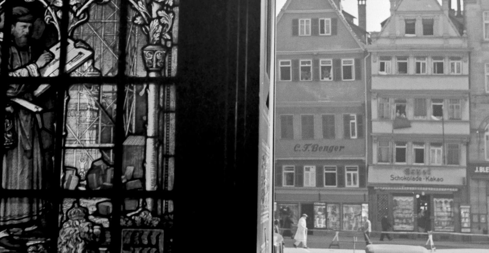 Vue du passage d'achat, Stuttgart, Allemagne, 1935, Imprimé ultérieurement - Photograph de Karl Heinrich Lämmel