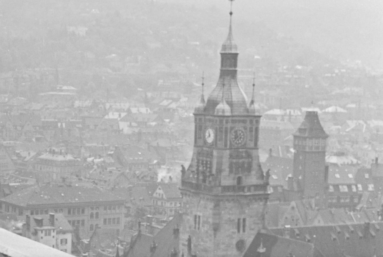 Vista sul municipio di Stoccarda, Germania 1935, stampa successiva - Black and White Photograph Grigio di Karl Heinrich Lämmel