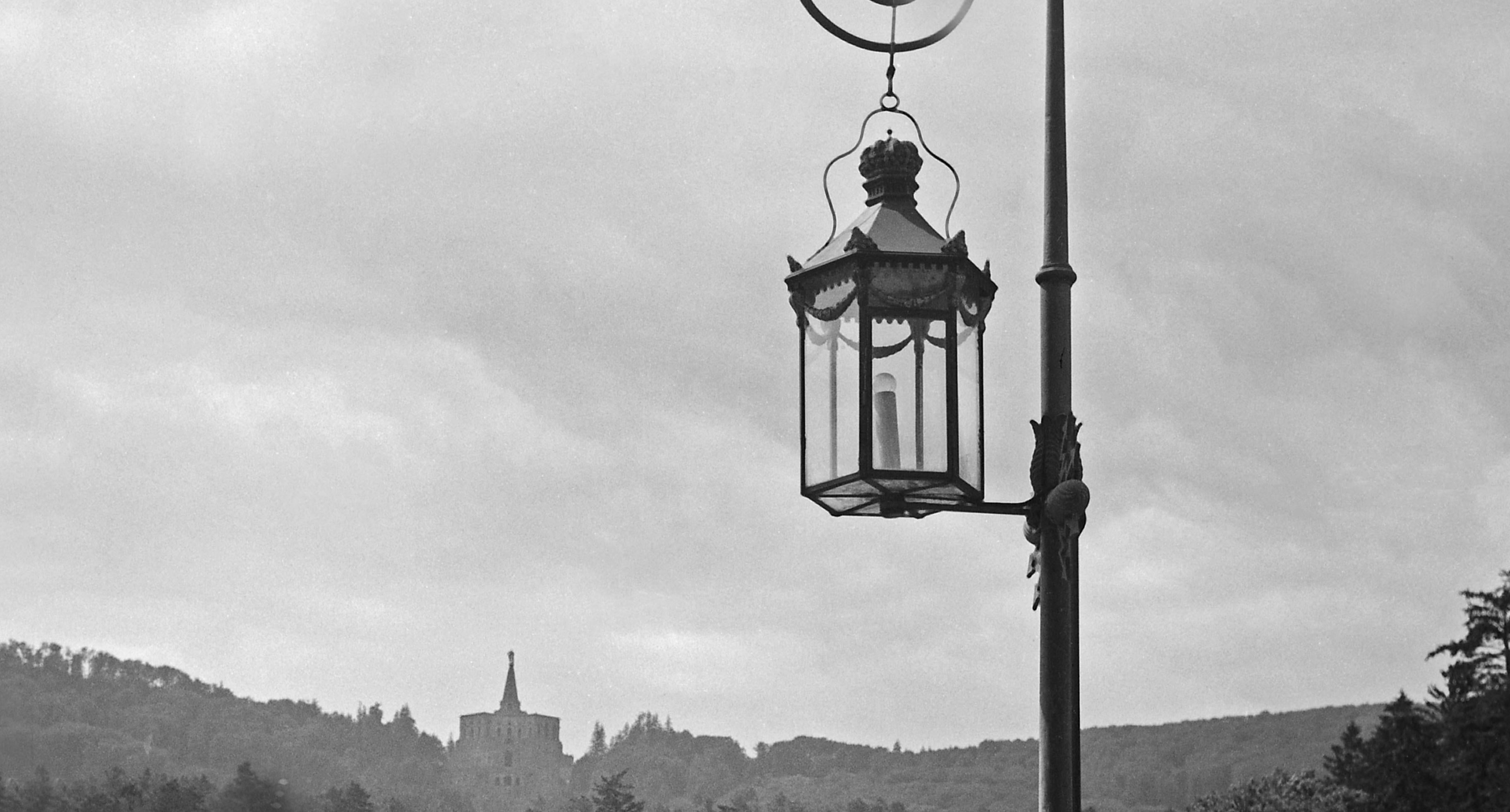 Vue du château de Wilhelmshoehehe, Allemagne 1937, imprimée plus tard - Moderne Photograph par Karl Heinrich Lämmel