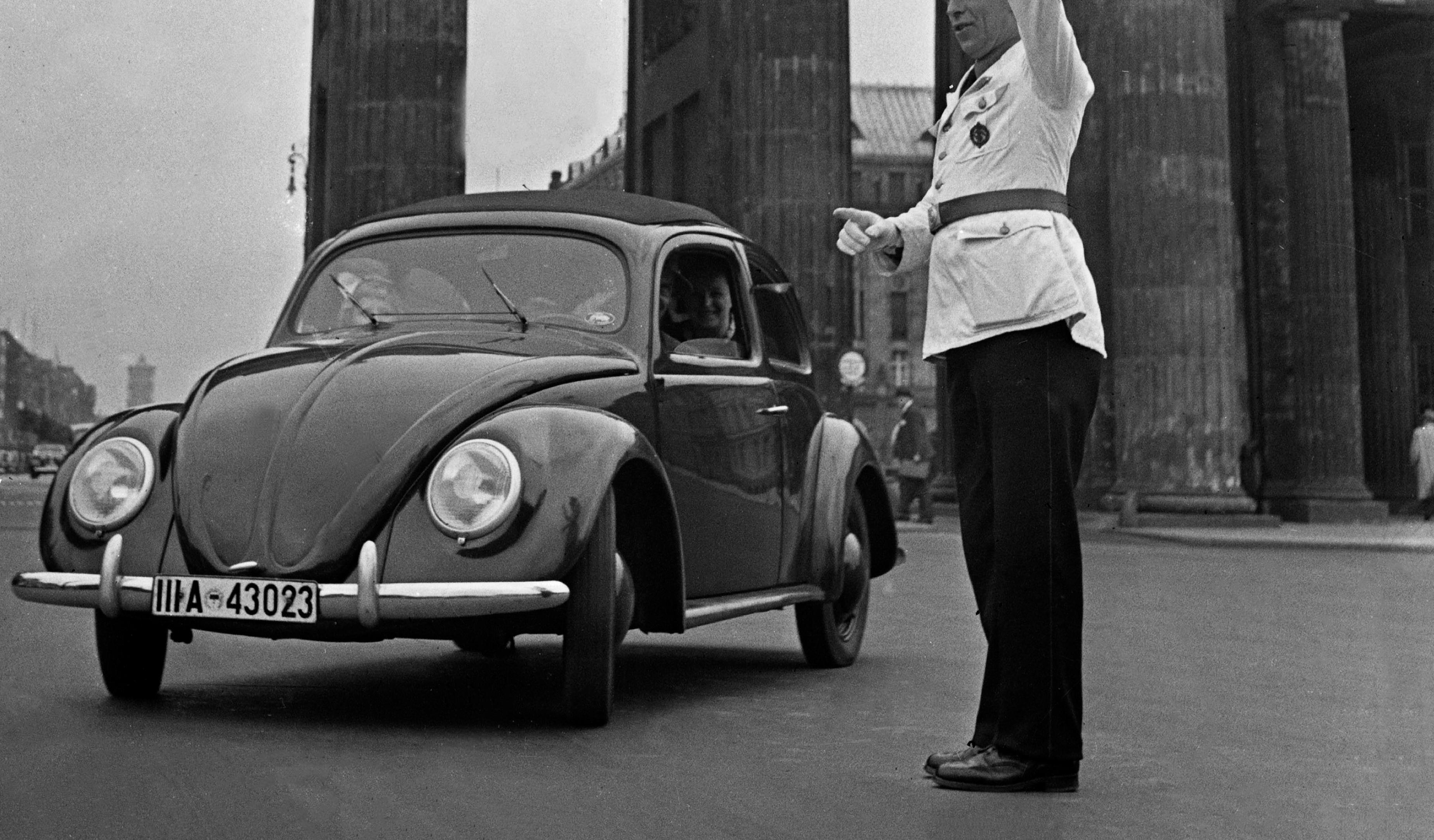 Le scarabée Volkswagen devant la porte de Brandenburg, Allemagne, 1939 Imprimé plus tard  - Photograph de Karl Heinrich Lämmel