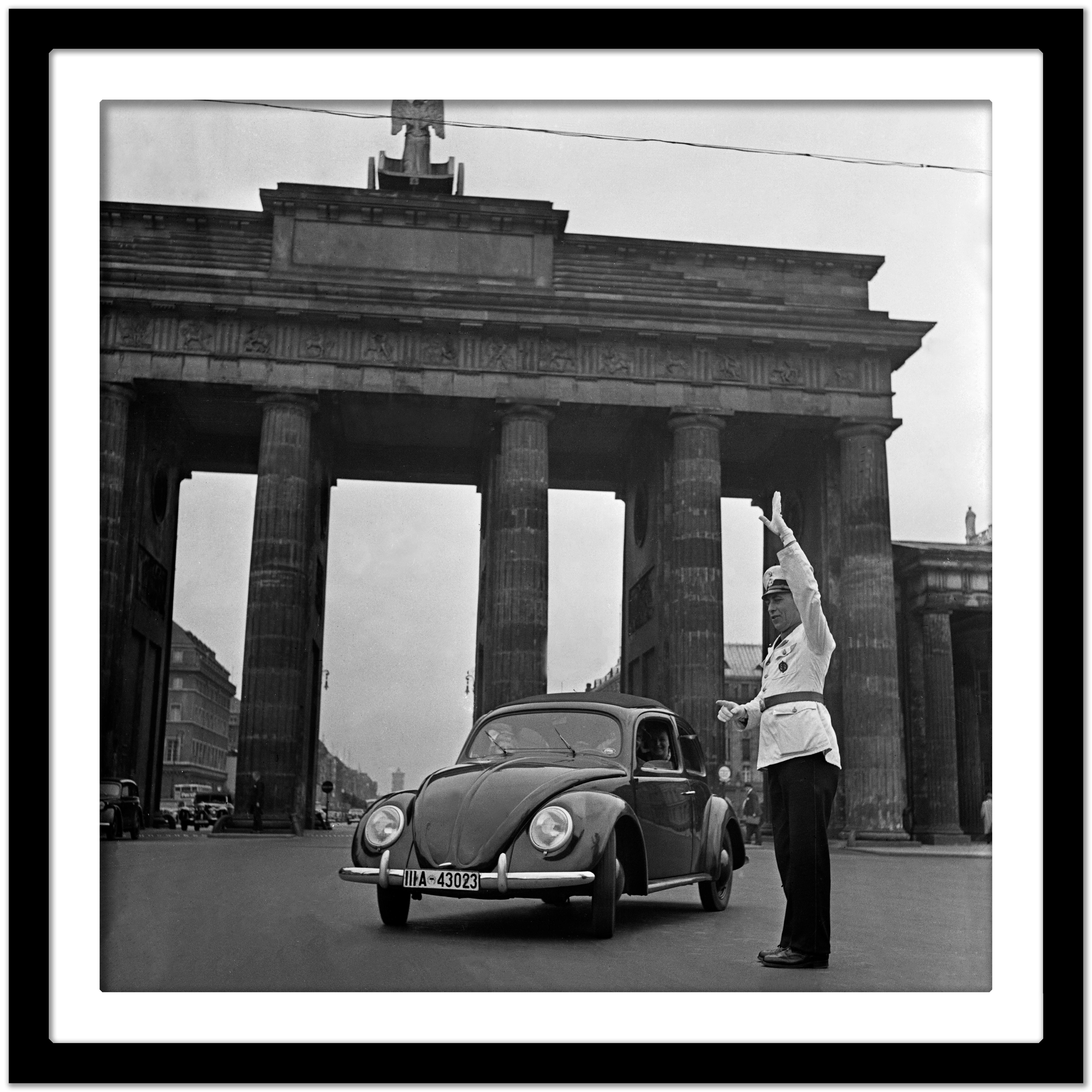 Le scarabée Volkswagen devant la porte de Brandenburg, Allemagne, 1939 Imprimé plus tard  - Noir Black and White Photograph par Karl Heinrich Lämmel
