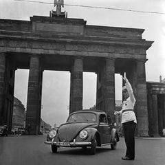 Le scarabée Volkswagen devant la porte de Brandenburg, Allemagne, 1939 Imprimé plus tard 