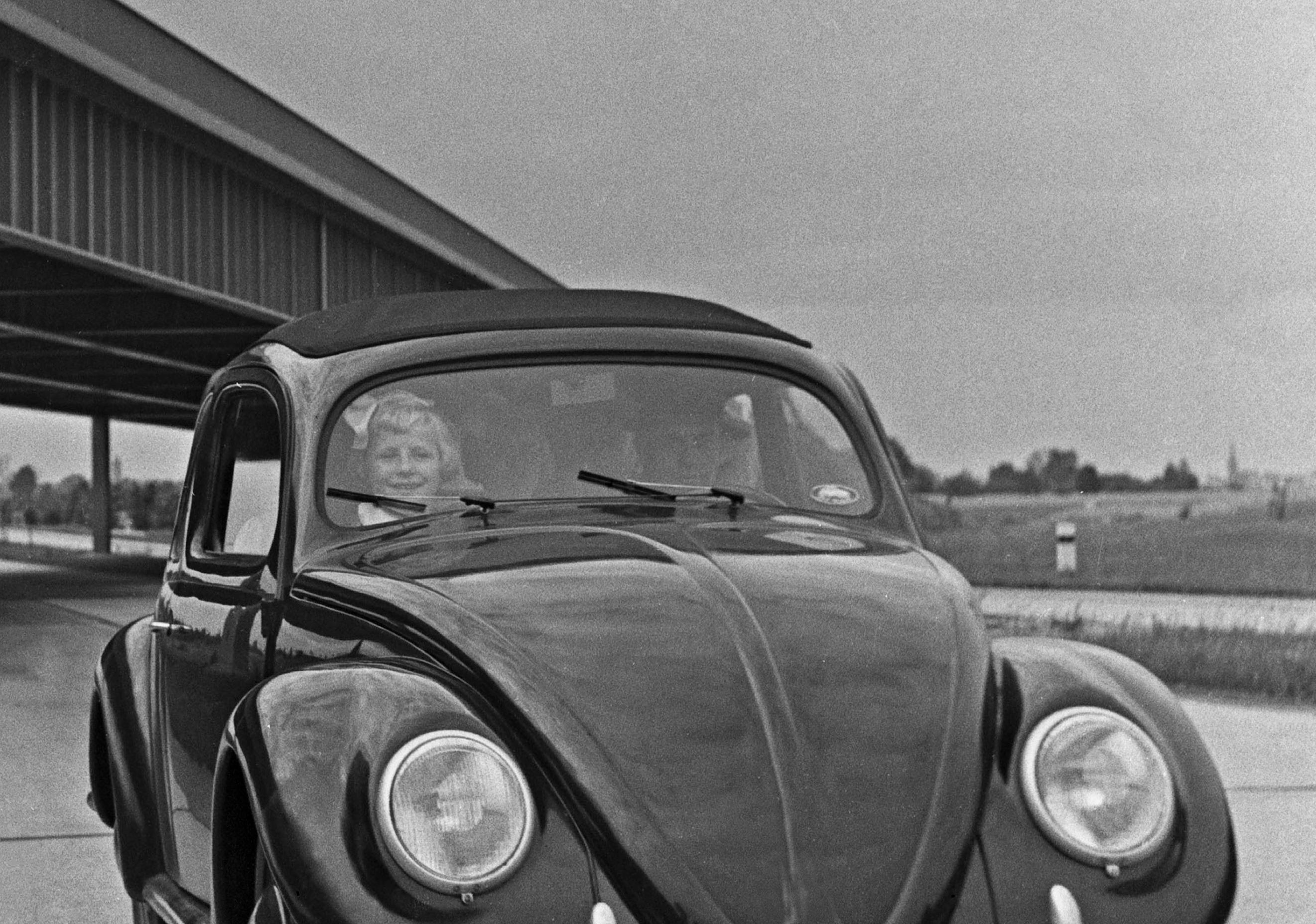 Le scarabée de Volkswagen sur le chemin de fer, Allemagne 1937 Imprimé plus tard  - Photograph de Karl Heinrich Lämmel