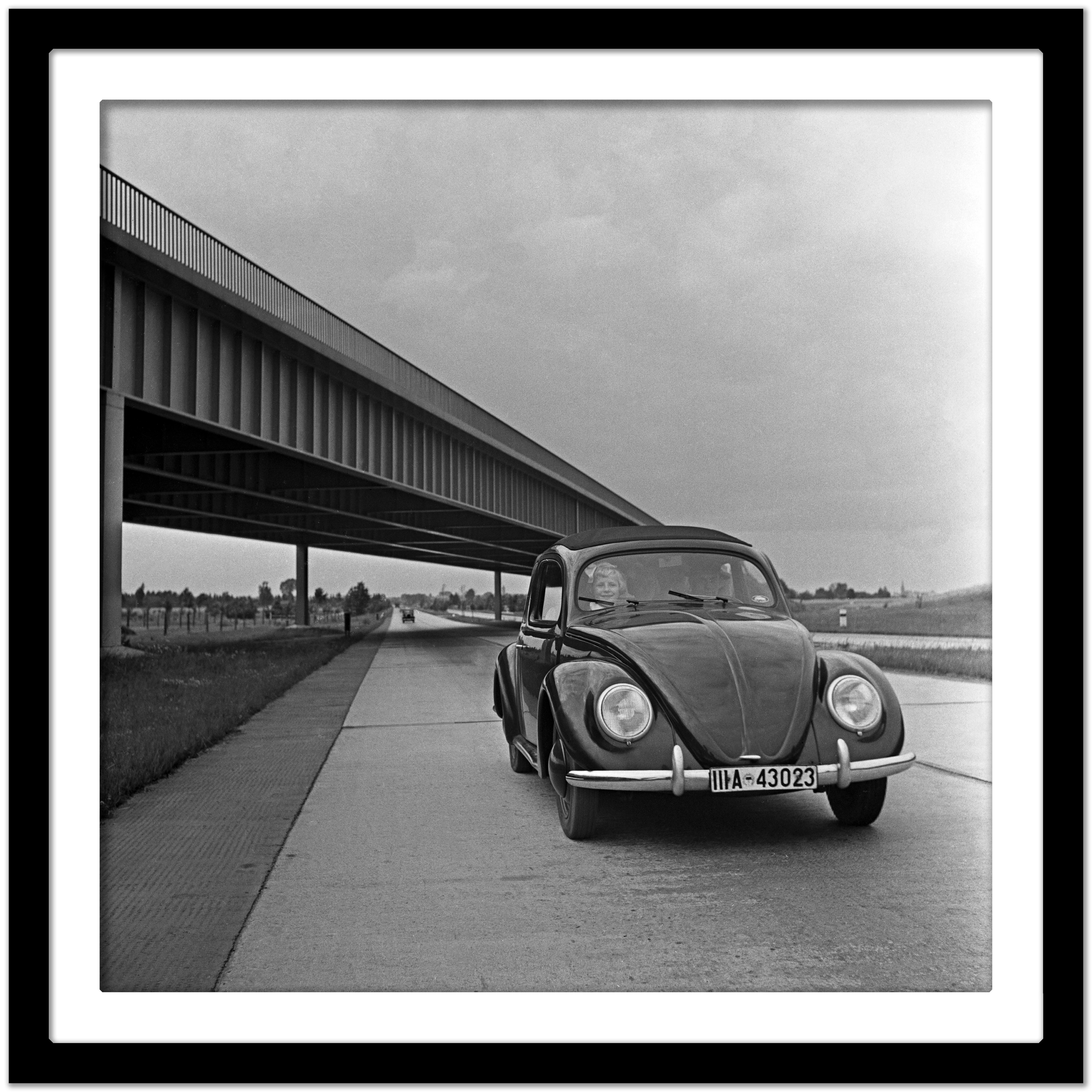 Le scarabée de Volkswagen sur le chemin de fer, Allemagne 1937 Imprimé plus tard  - Gris Black and White Photograph par Karl Heinrich Lämmel