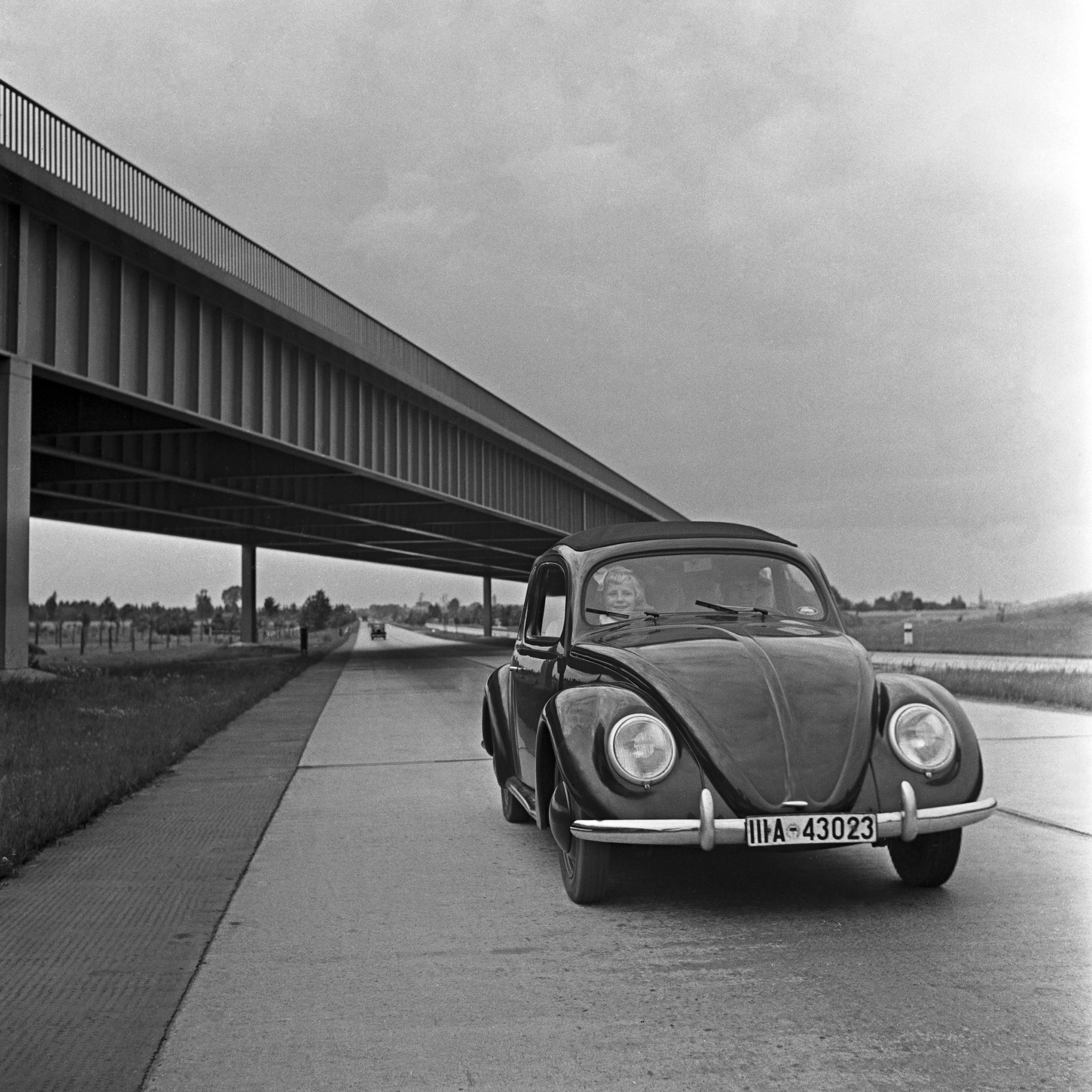 Black and White Photograph Karl Heinrich Lämmel - Le scarabée de Volkswagen sur le chemin de fer, Allemagne 1937 Imprimé plus tard 