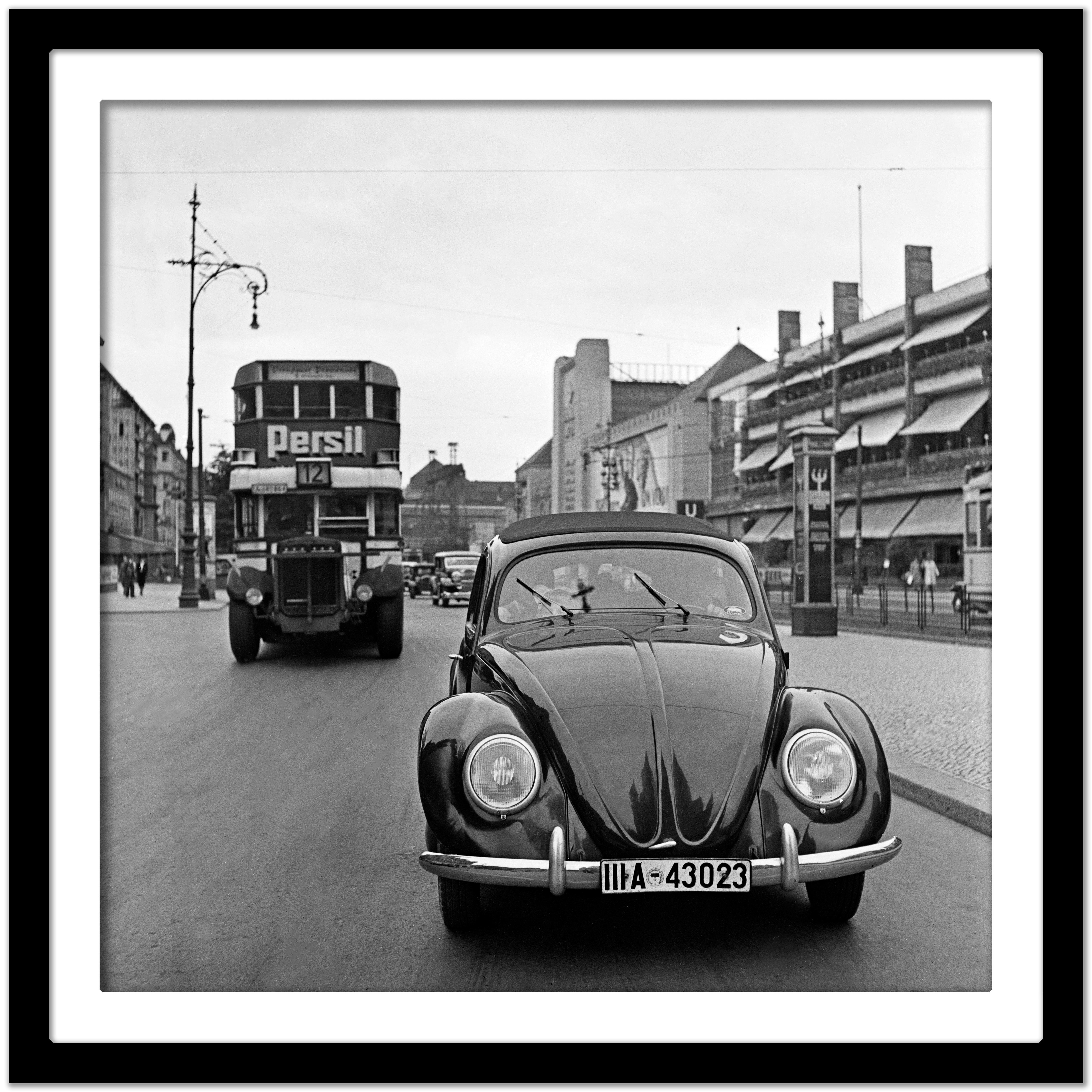Le scarabée Volkswagen dans les rues de Berlin, Allemagne 1939 Imprimé plus tard  - Gris Black and White Photograph par Karl Heinrich Lämmel