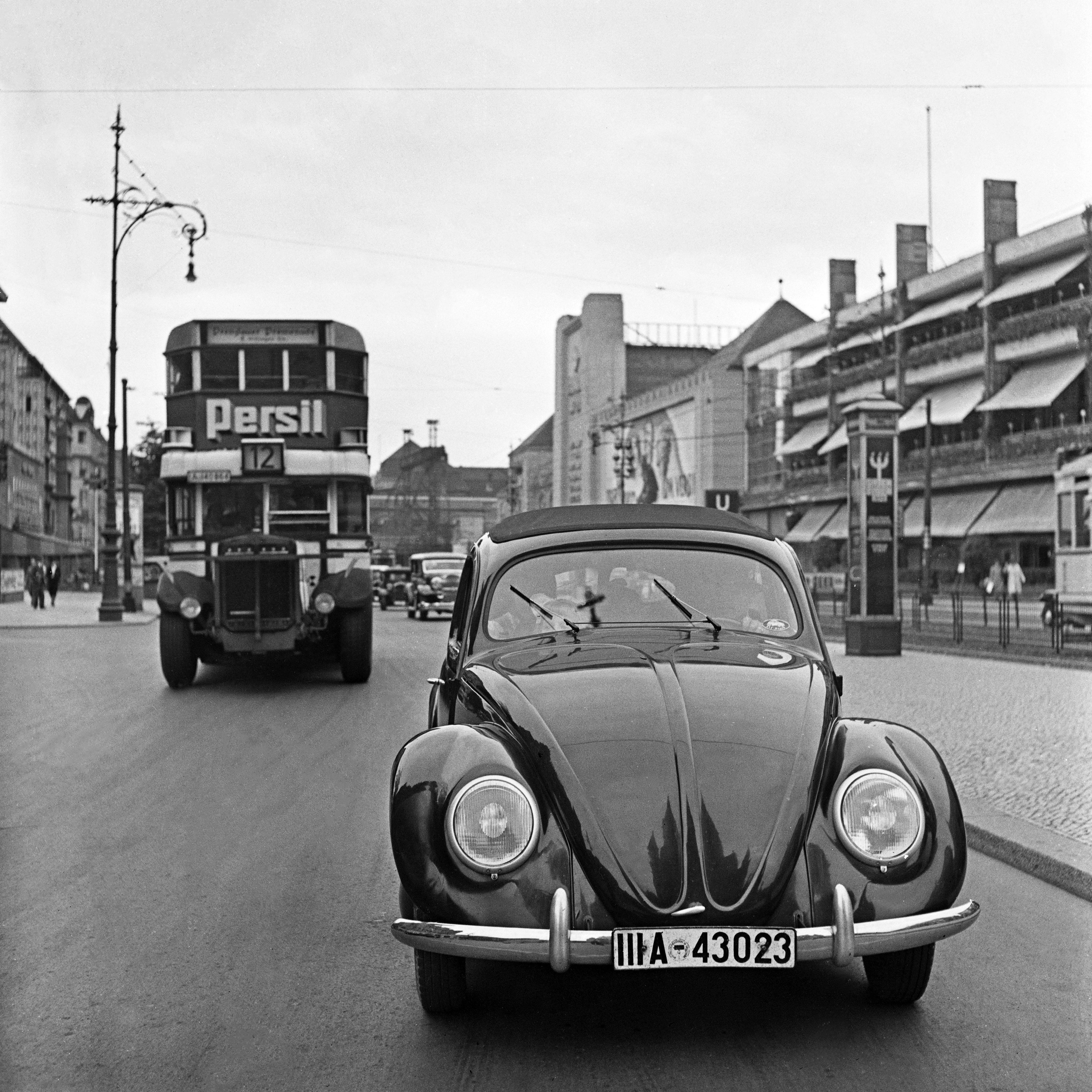 Black and White Photograph Karl Heinrich Lämmel - Le scarabée Volkswagen dans les rues de Berlin, Allemagne 1939 Imprimé plus tard 