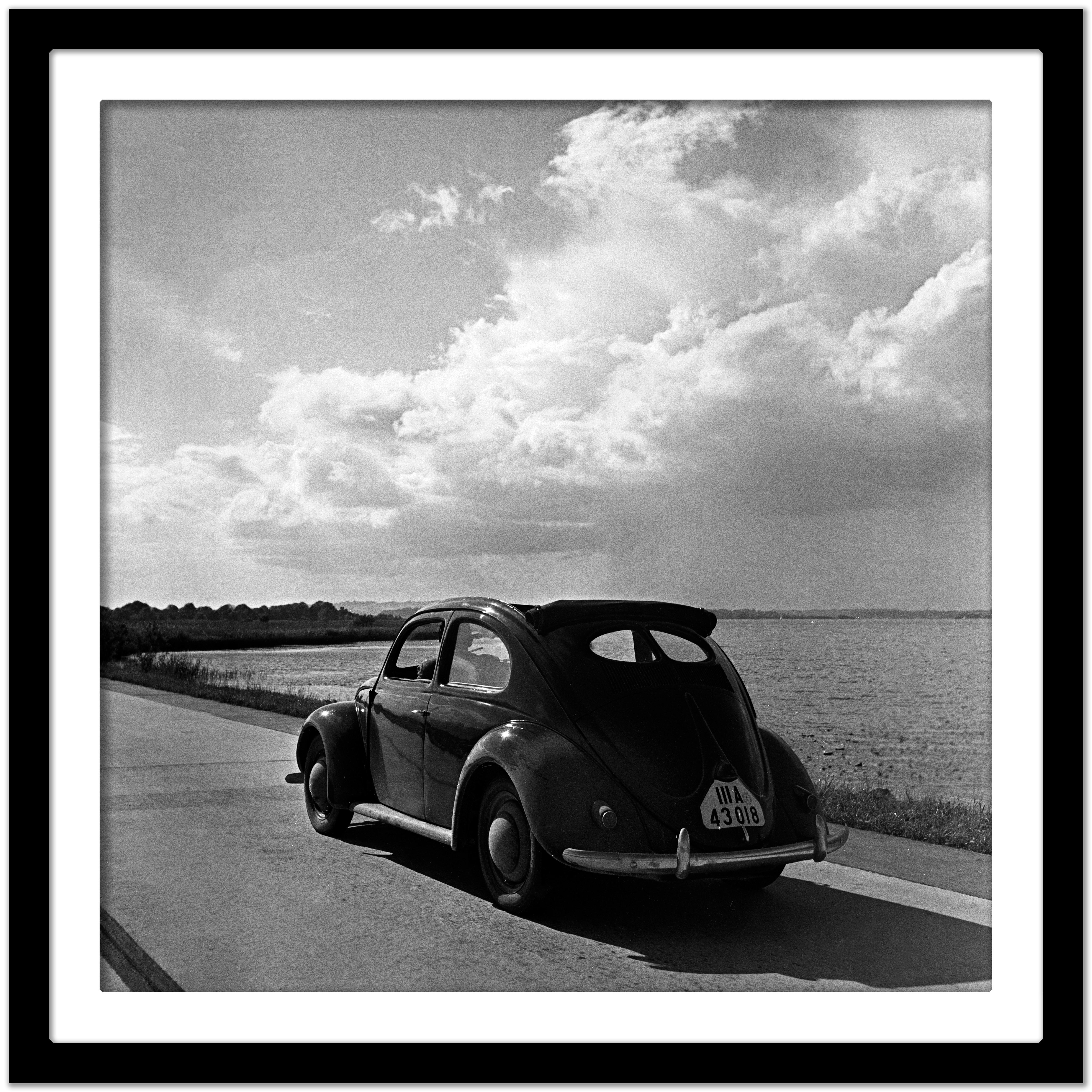 Volkswagen Käfer auf den Straßen neben dem Meer, Deutschland 1939 Später gedruckt  (Grau), Black and White Photograph, von Karl Heinrich Lämmel