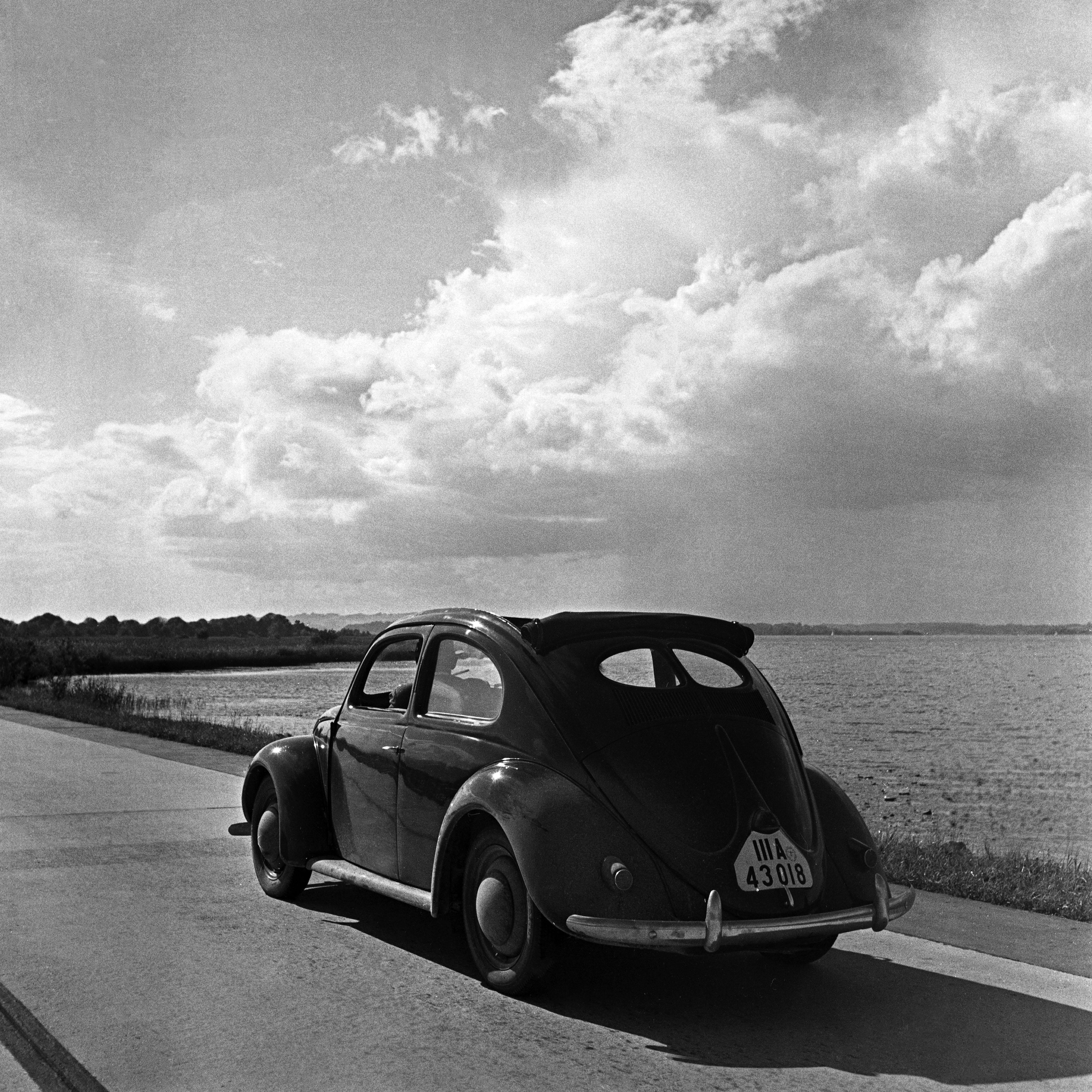 Karl Heinrich Lämmel Black and White Photograph – Volkswagen Käfer auf den Straßen neben dem Meer, Deutschland 1939 Später gedruckt 