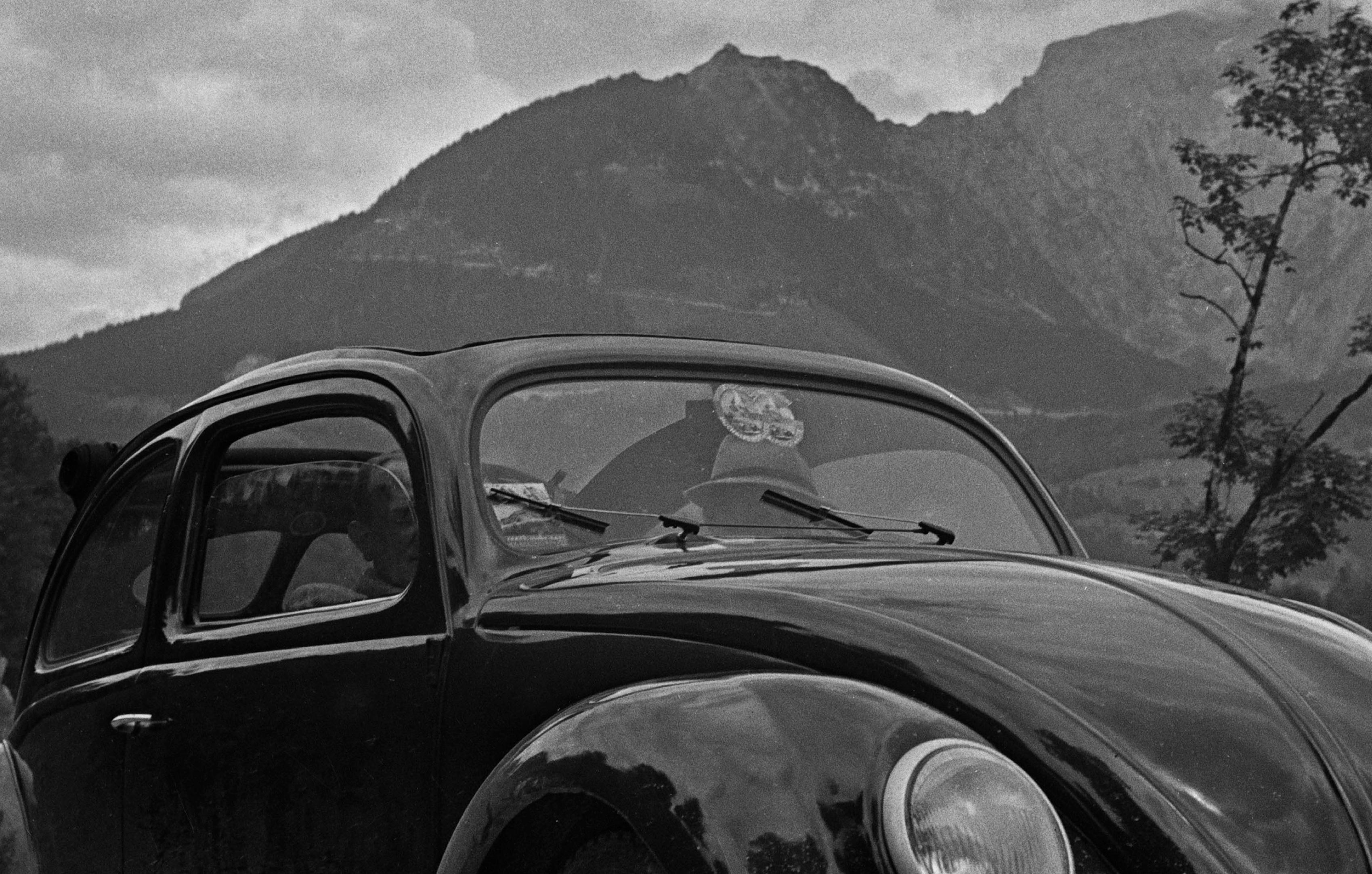 Parking Volkswagen en forme de scarabée près de montagnes, Allemagne, 1939 Imprimé plus tard  - Photograph de Karl Heinrich Lämmel