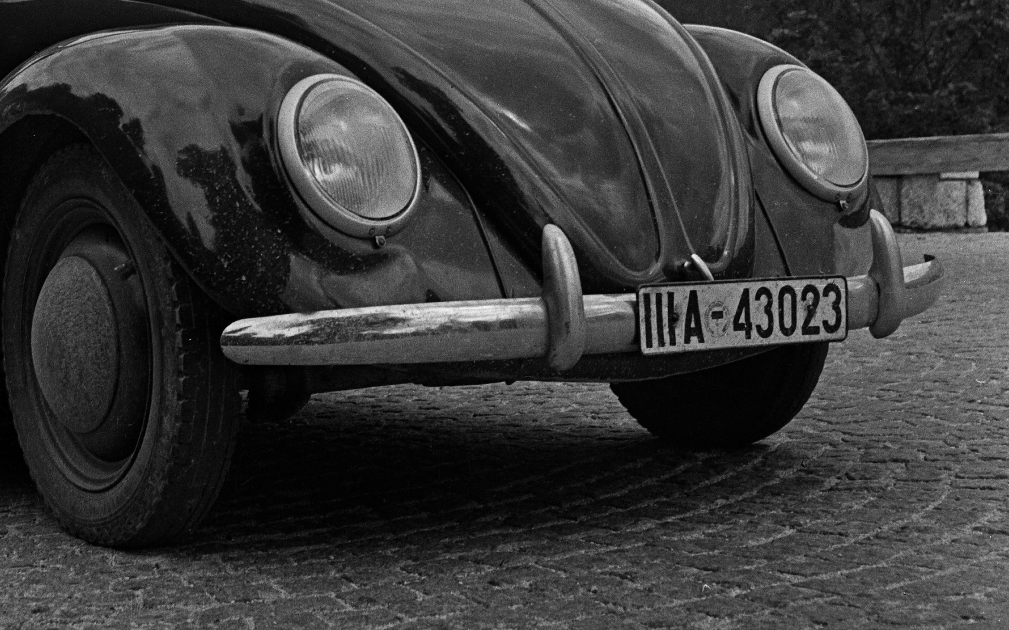 Parking Volkswagen en forme de scarabée près de montagnes, Allemagne, 1939 Imprimé plus tard  - Moderne Photograph par Karl Heinrich Lämmel