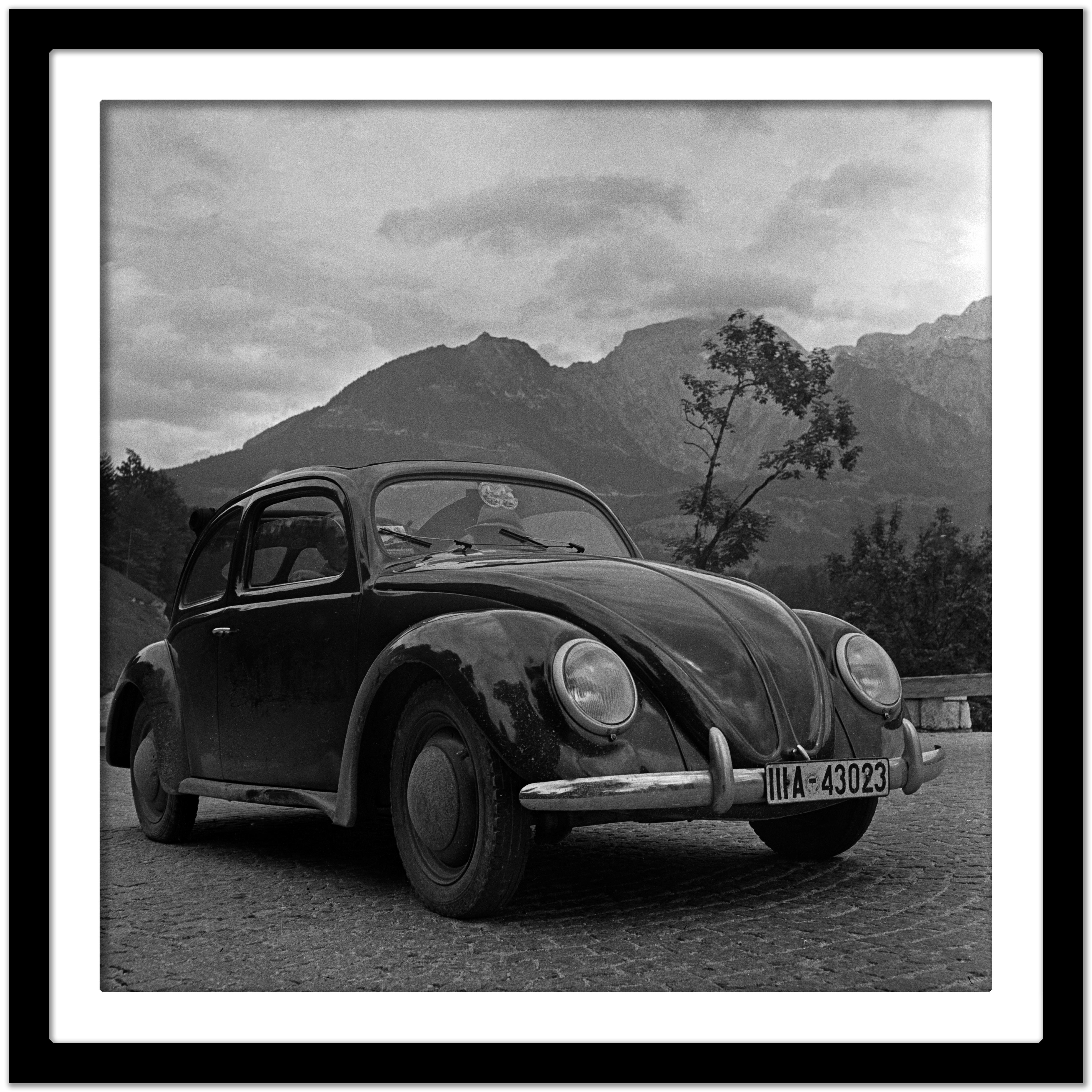 Parking Volkswagen en forme de scarabée près de montagnes, Allemagne, 1939 Imprimé plus tard  - Noir Black and White Photograph par Karl Heinrich Lämmel