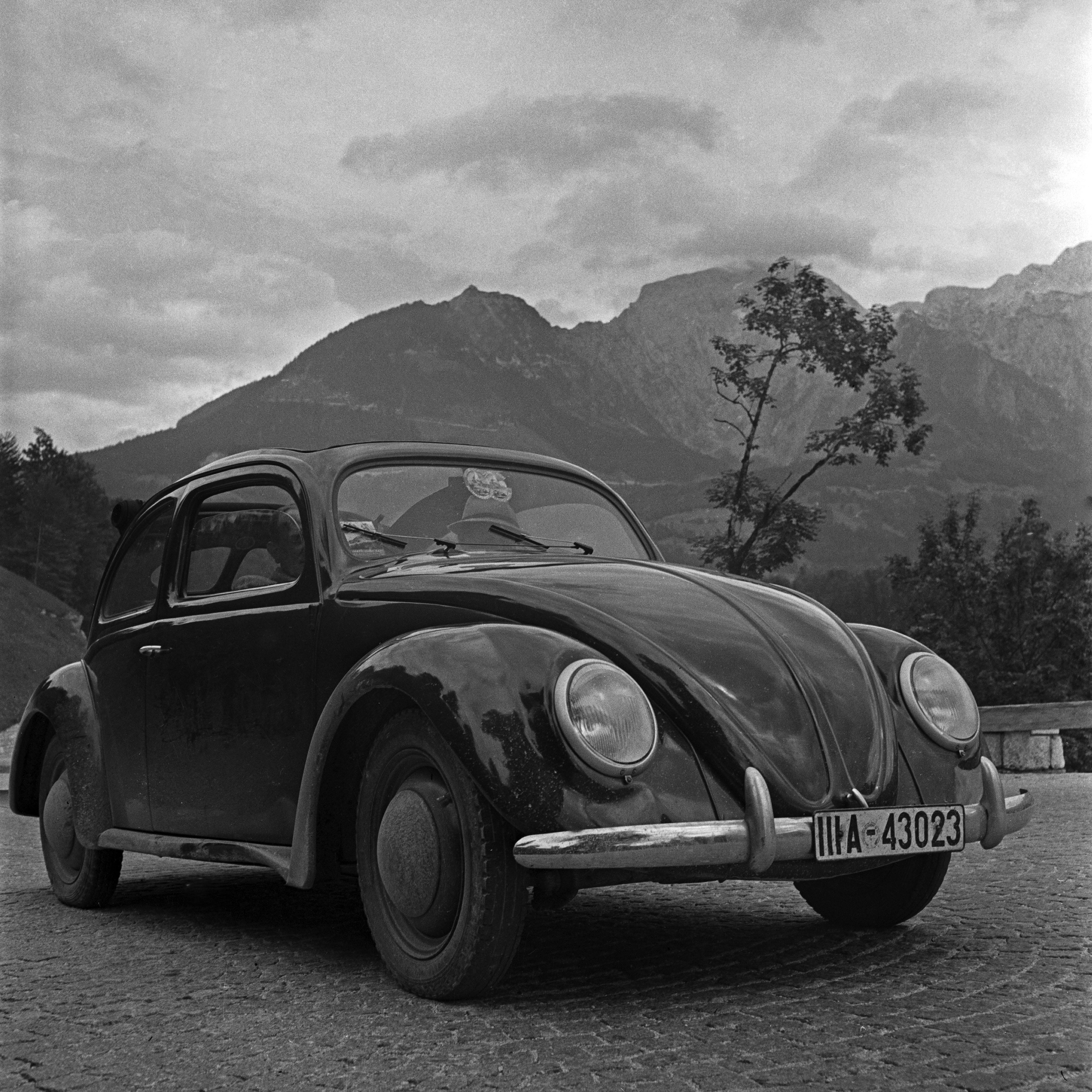 Black and White Photograph Karl Heinrich Lämmel - Parking Volkswagen en forme de scarabée près de montagnes, Allemagne, 1939 Imprimé plus tard 