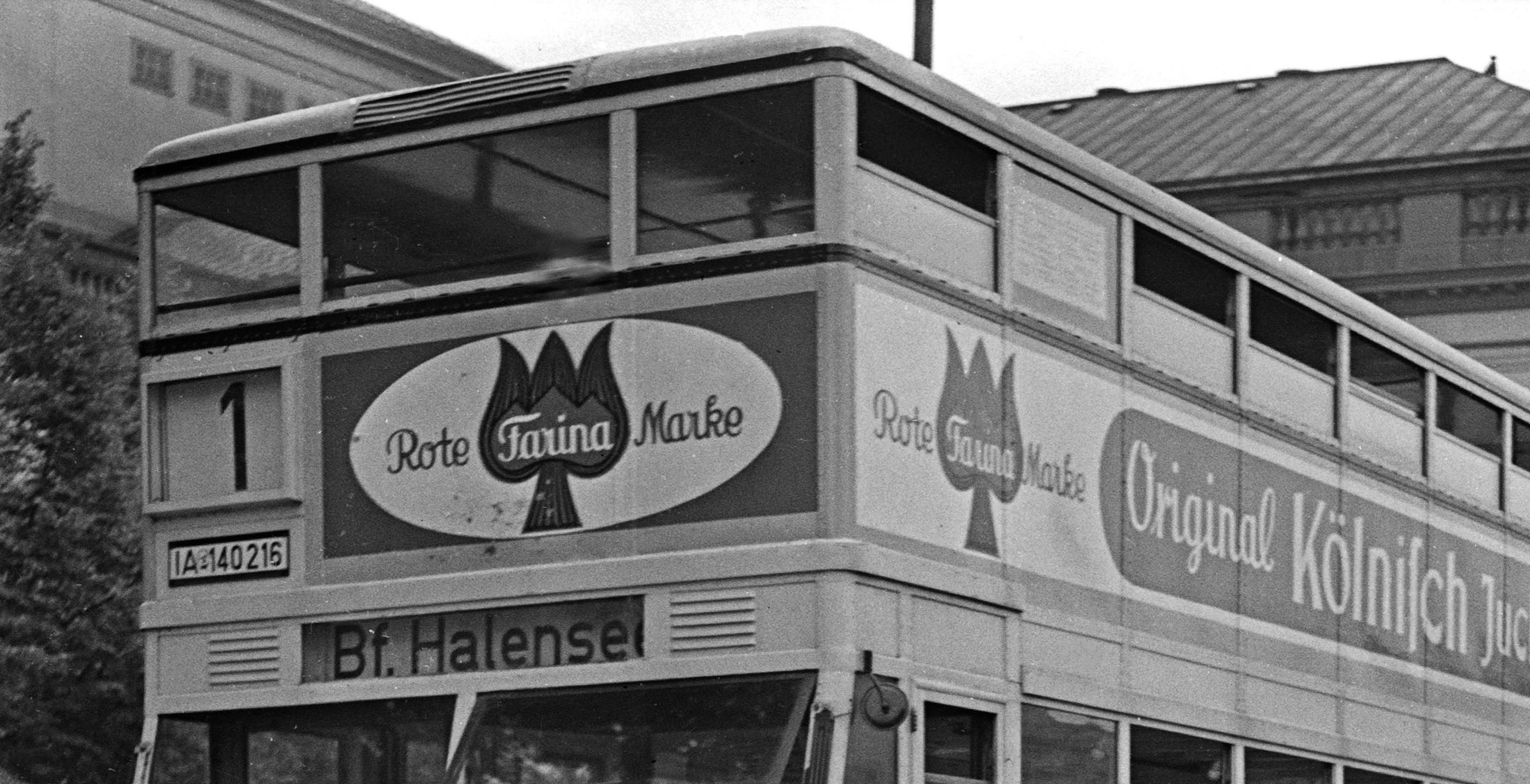 Volkswagen Kaefer e Double Decker a Berlino, Germania 1939 Stampato più tardi - Photograph di Karl Heinrich Lämmel