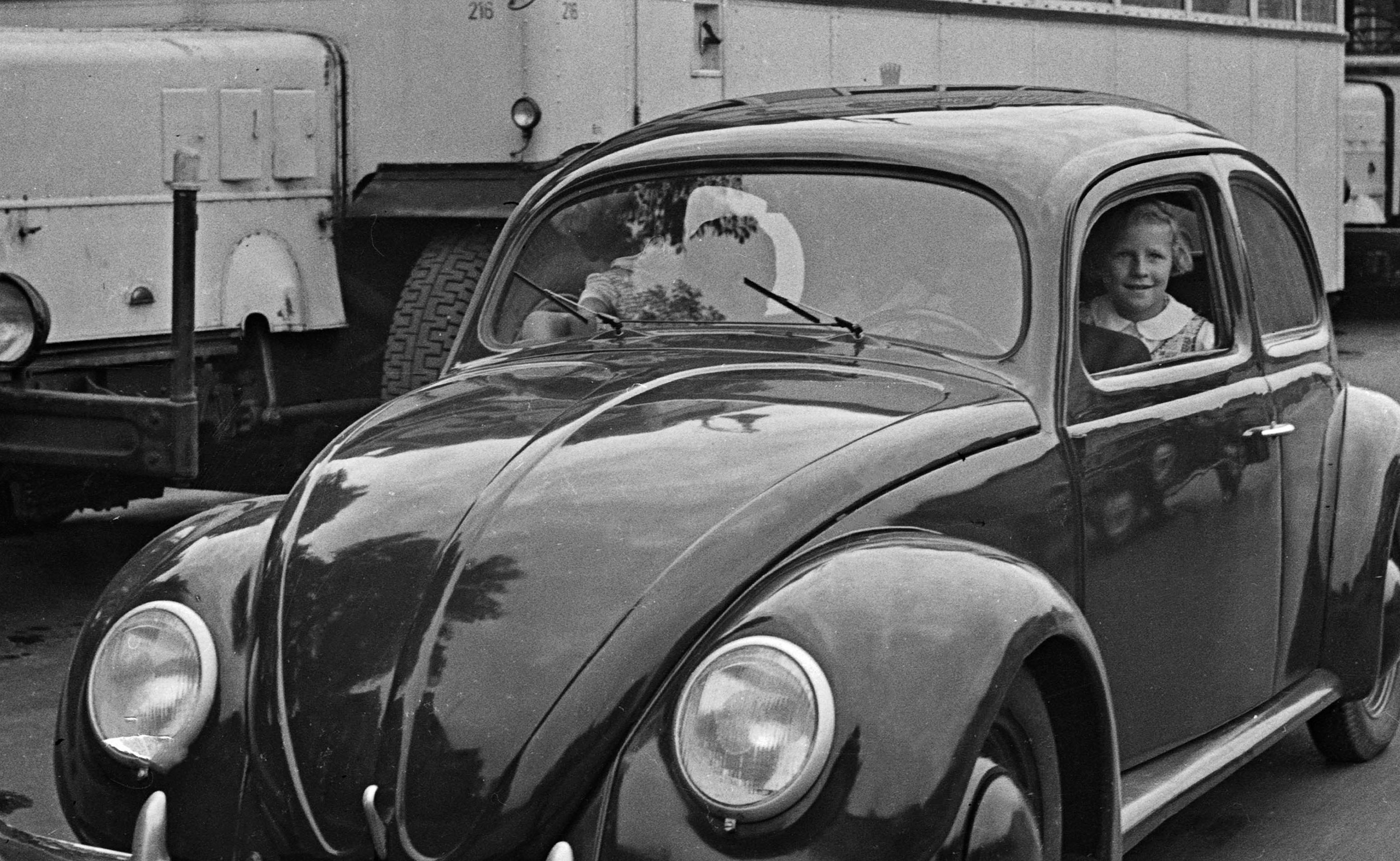 Volkswagen Kaefer and Double Decker de Berlin, Allemagne 1939 Imprimé plus tard - Moderne Photograph par Karl Heinrich Lämmel