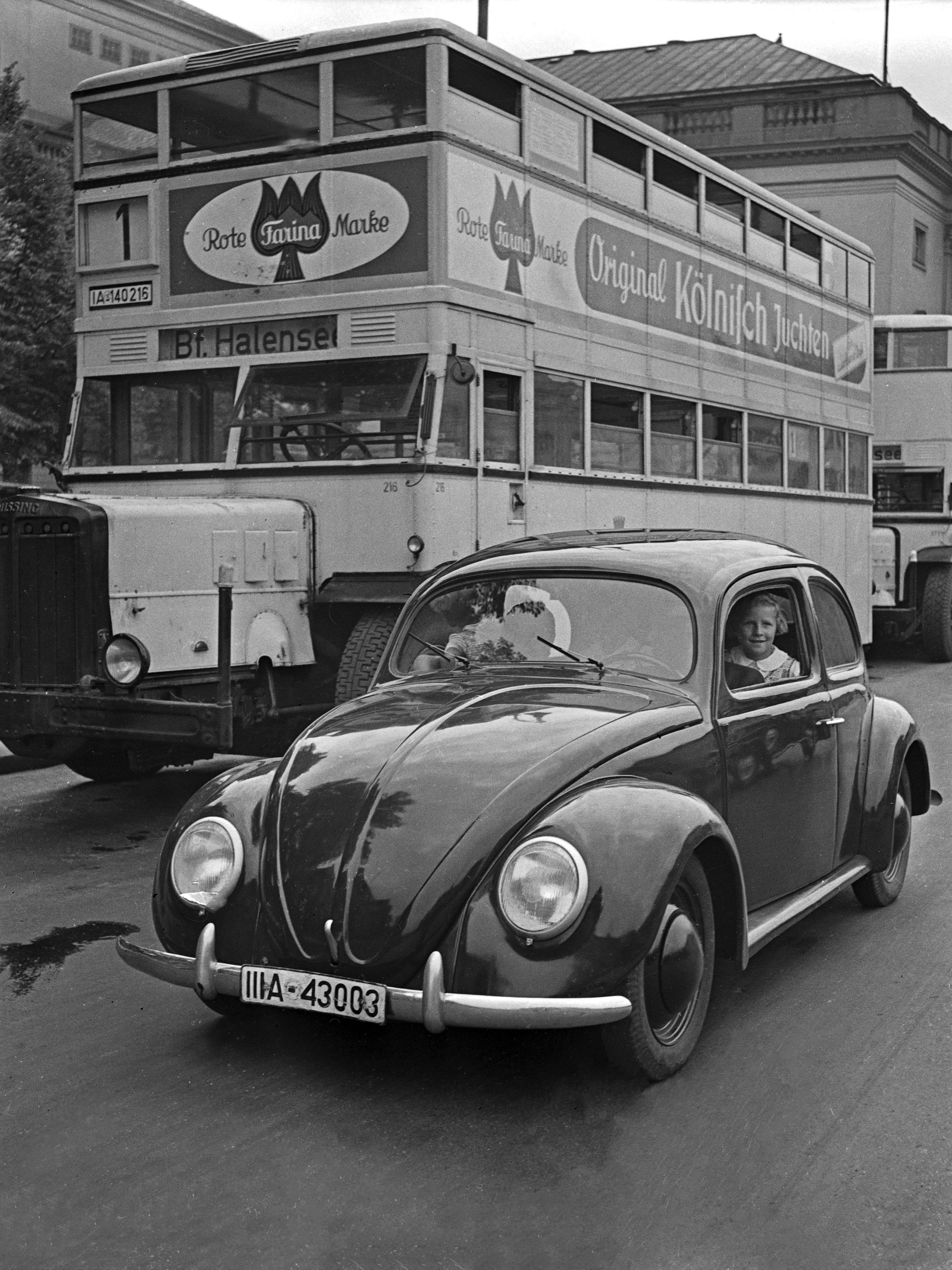 Black and White Photograph Karl Heinrich Lämmel - Volkswagen Kaefer and Double Decker de Berlin, Allemagne 1939 Imprimé plus tard