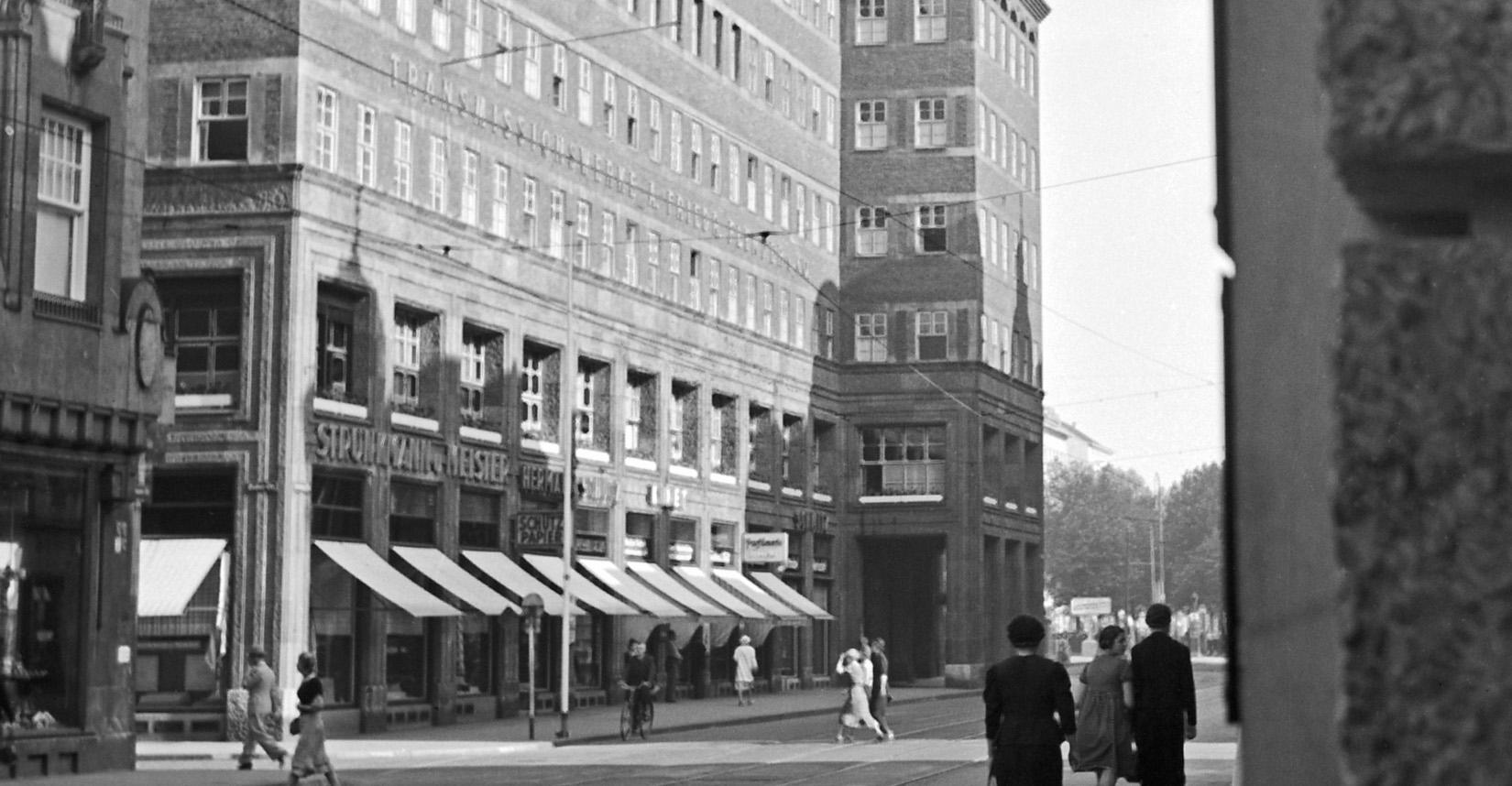 Wilhelm Marx-Wolkenkratzer im Stadtzentrum von Duesseldorf, Deutschland 1937 Später gedruckt  – Photograph von Karl Heinrich Lämmel