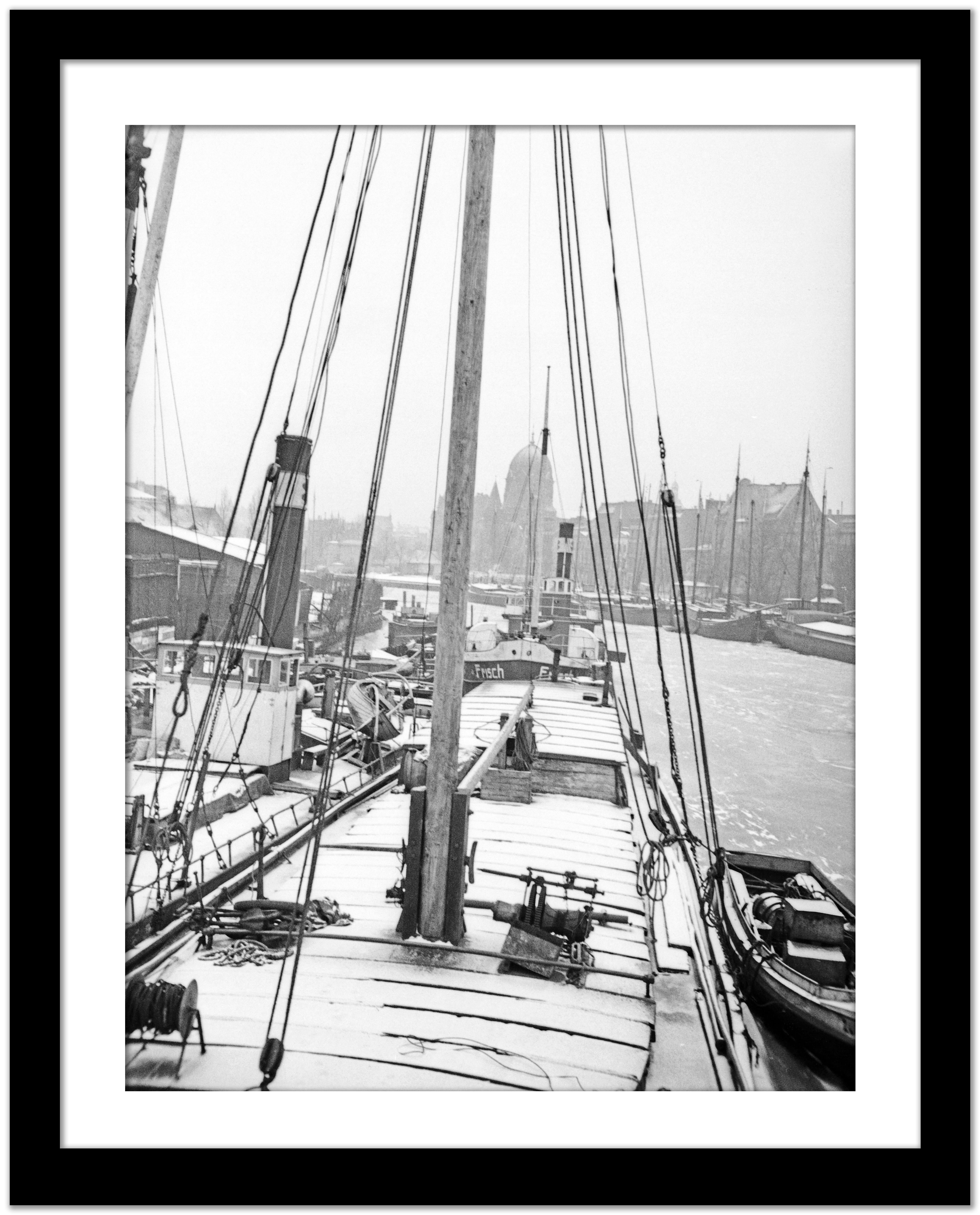 En hiver au bord de la rivière Pregel avec navire, Allemagne 1934 Imprimé plus tard  - Gris Black and White Photograph par Karl Heinrich Lämmel