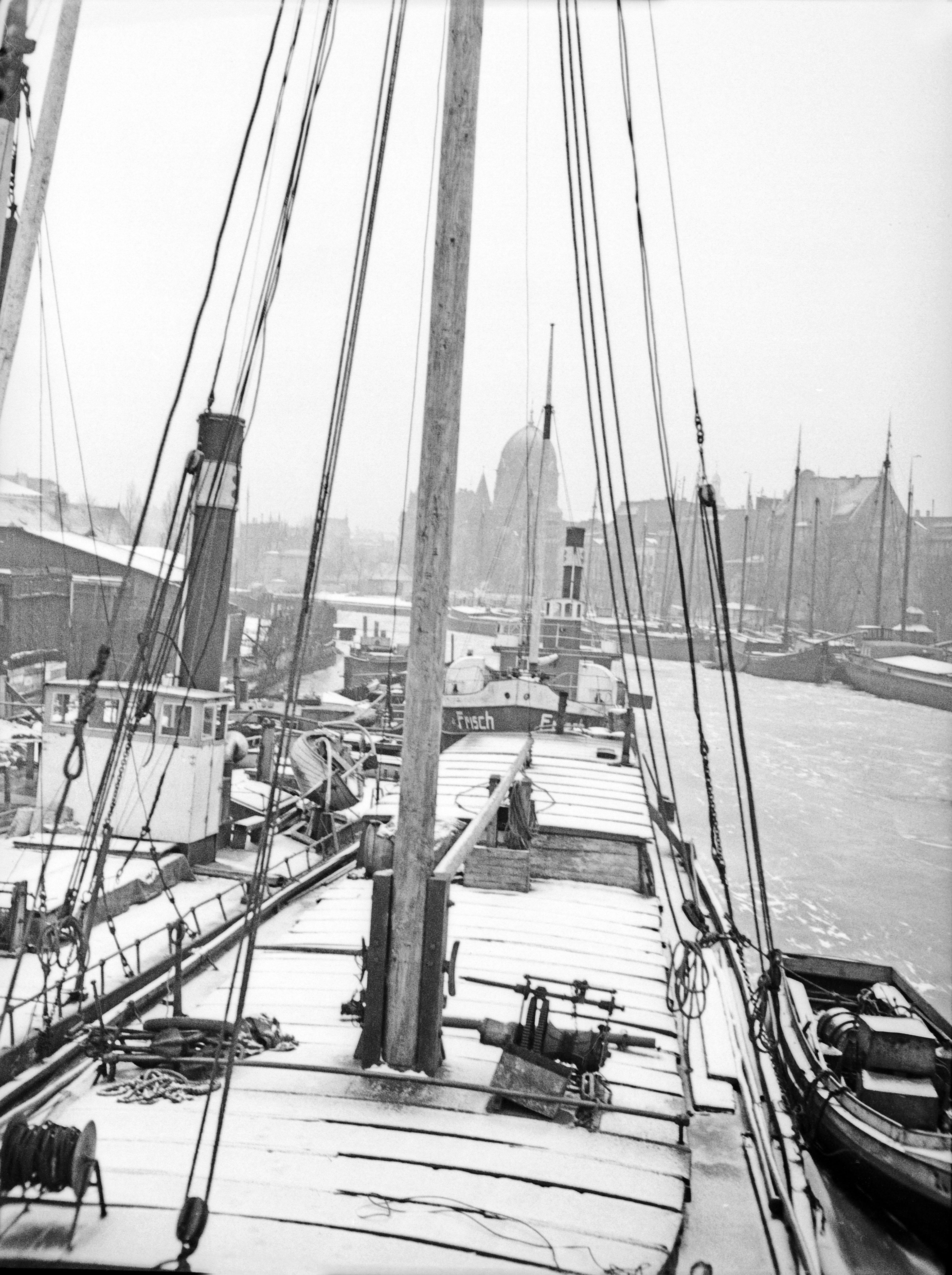 Black and White Photograph Karl Heinrich Lämmel - En hiver au bord de la rivière Pregel avec navire, Allemagne 1934 Imprimé plus tard 