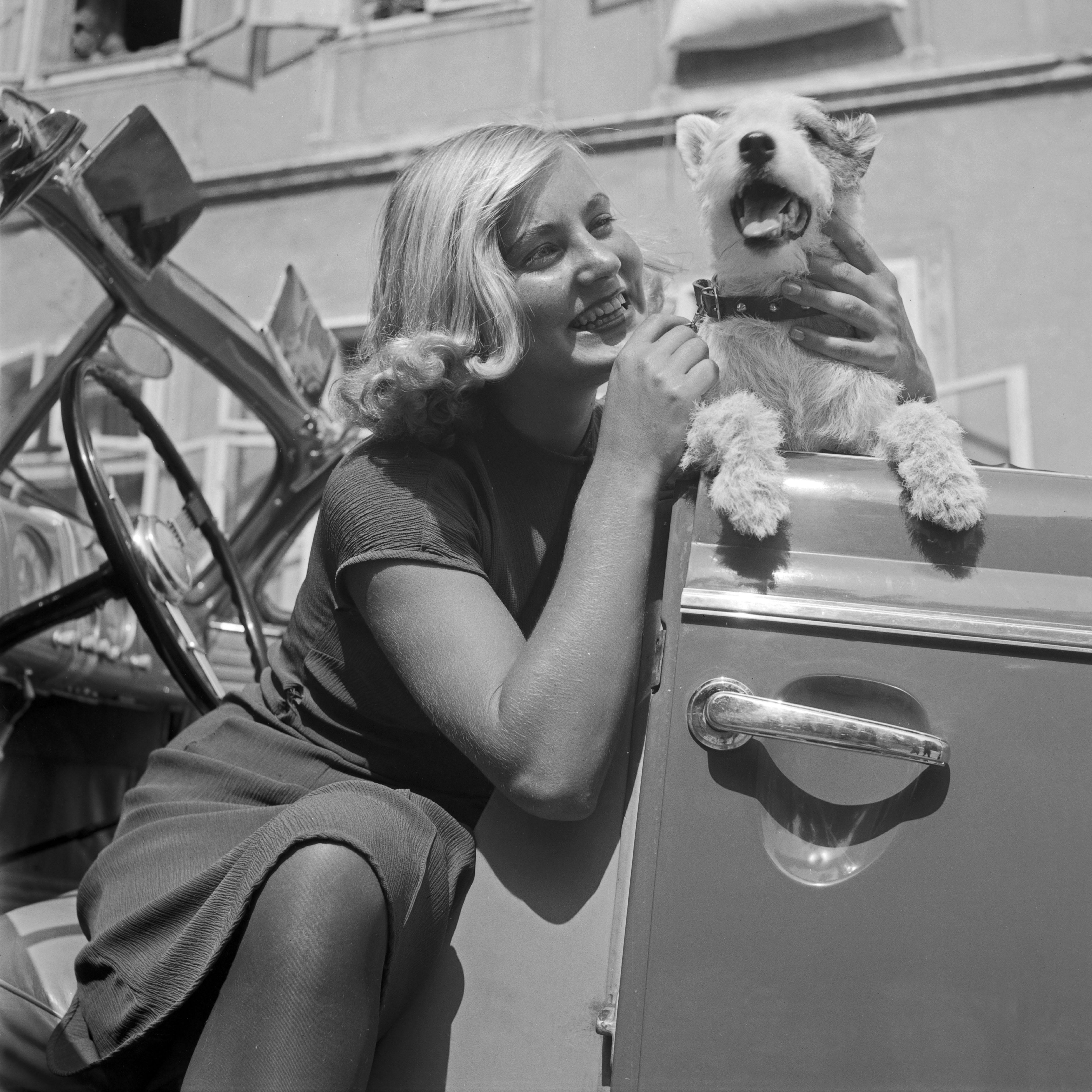 Mujer y perro en verano - Años 30 - Photograph de Karl Heinrich Lämmel