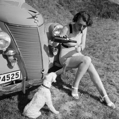 Mujer y perro en verano - Años 30
