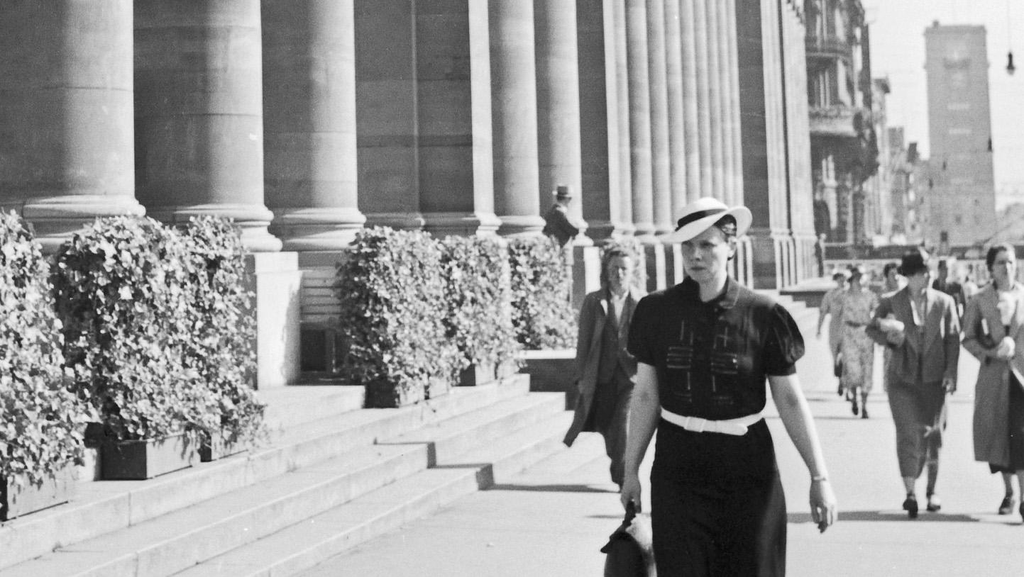 Femme venant le long du palais de Koenigsbau, Stuttgart, Allemagne 1935, Imprimé plus tard - Photograph de Karl Heinrich Lämmel
