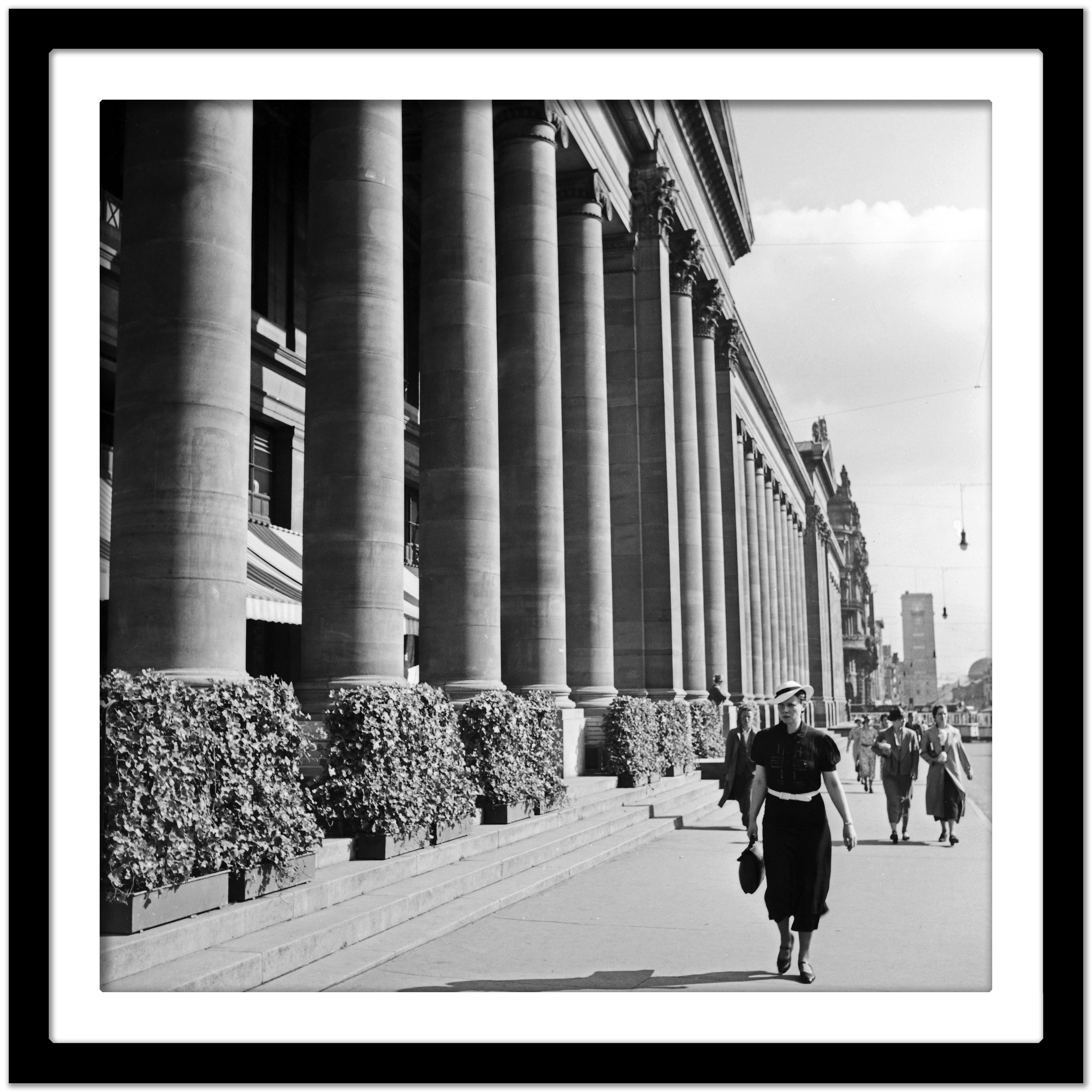 Femme venant le long du palais de Koenigsbau, Stuttgart, Allemagne 1935, Imprimé plus tard - Gris Black and White Photograph par Karl Heinrich Lämmel