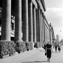 Woman coming along the Koenigsbau-Palast, Stuttgart, Deutschland 1935, Später gedruckt