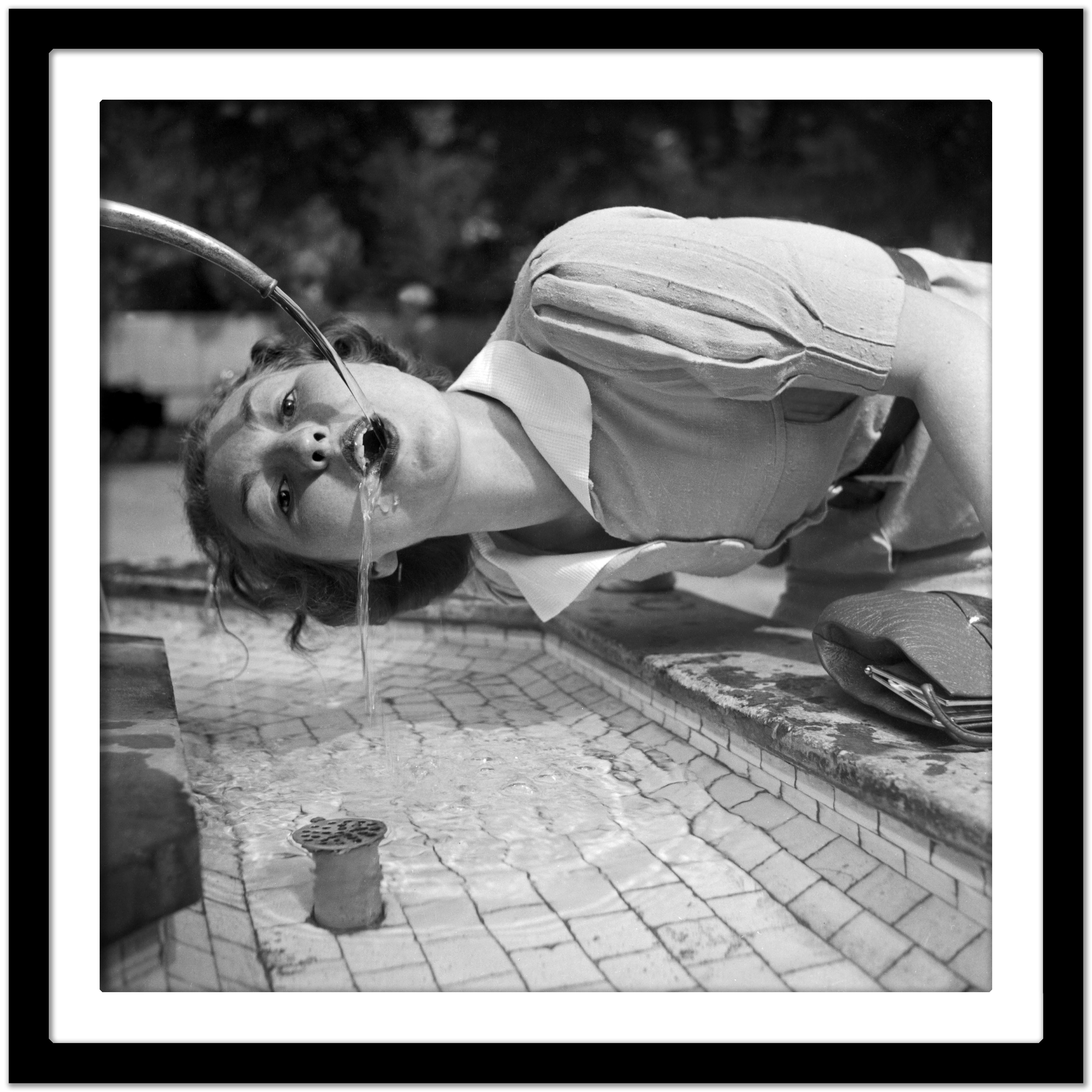 Femme buvant dans un puits à Bad Cannstatt, Stuttgart, Allemagne 1935, Imprimé plus tard - Gris Black and White Photograph par Karl Heinrich Lämmel